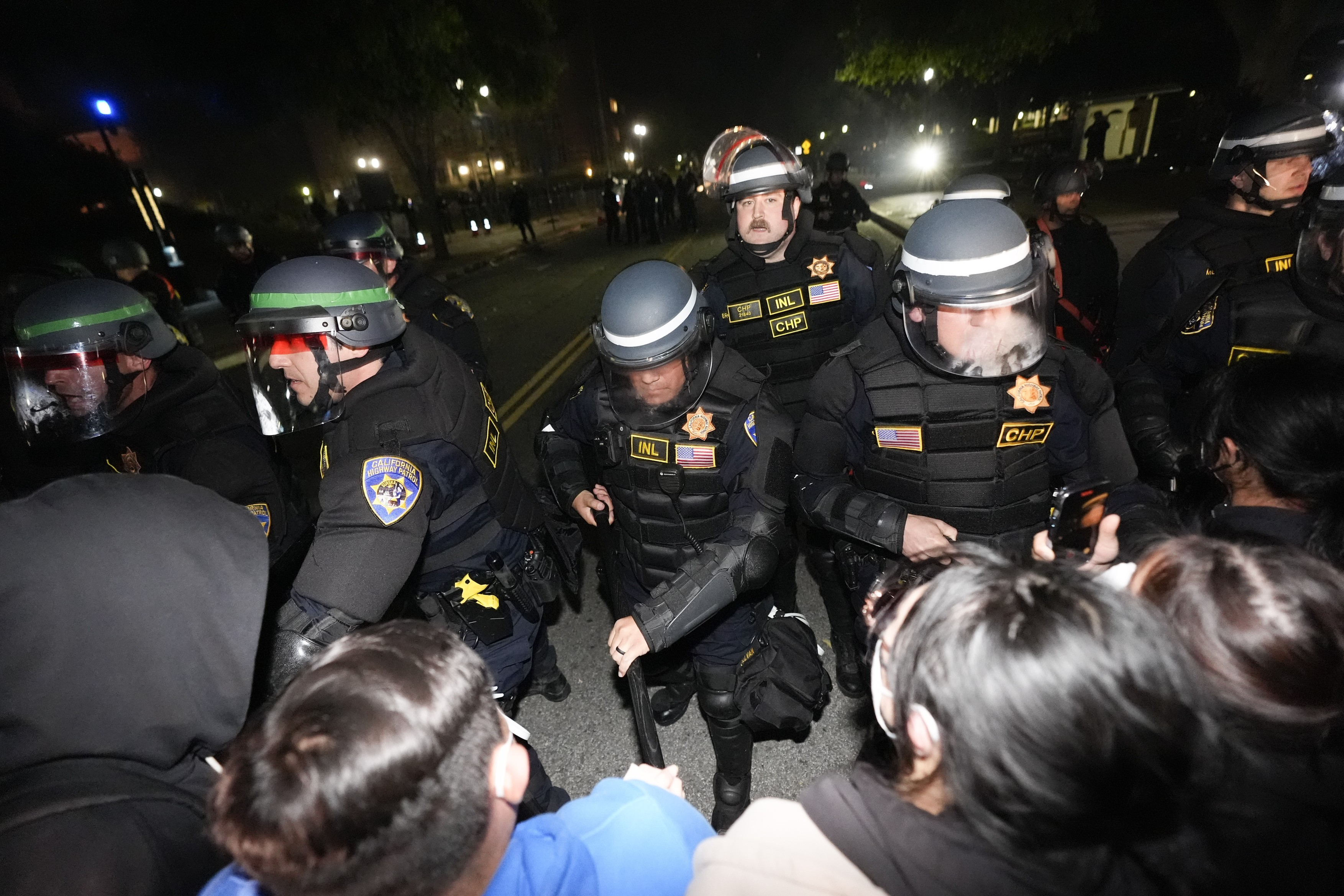 Forțele de ordine au intrat în tabăra pro-palestiniană de la Universitatea din Los Angeles. Zeci de protestatari, arestați