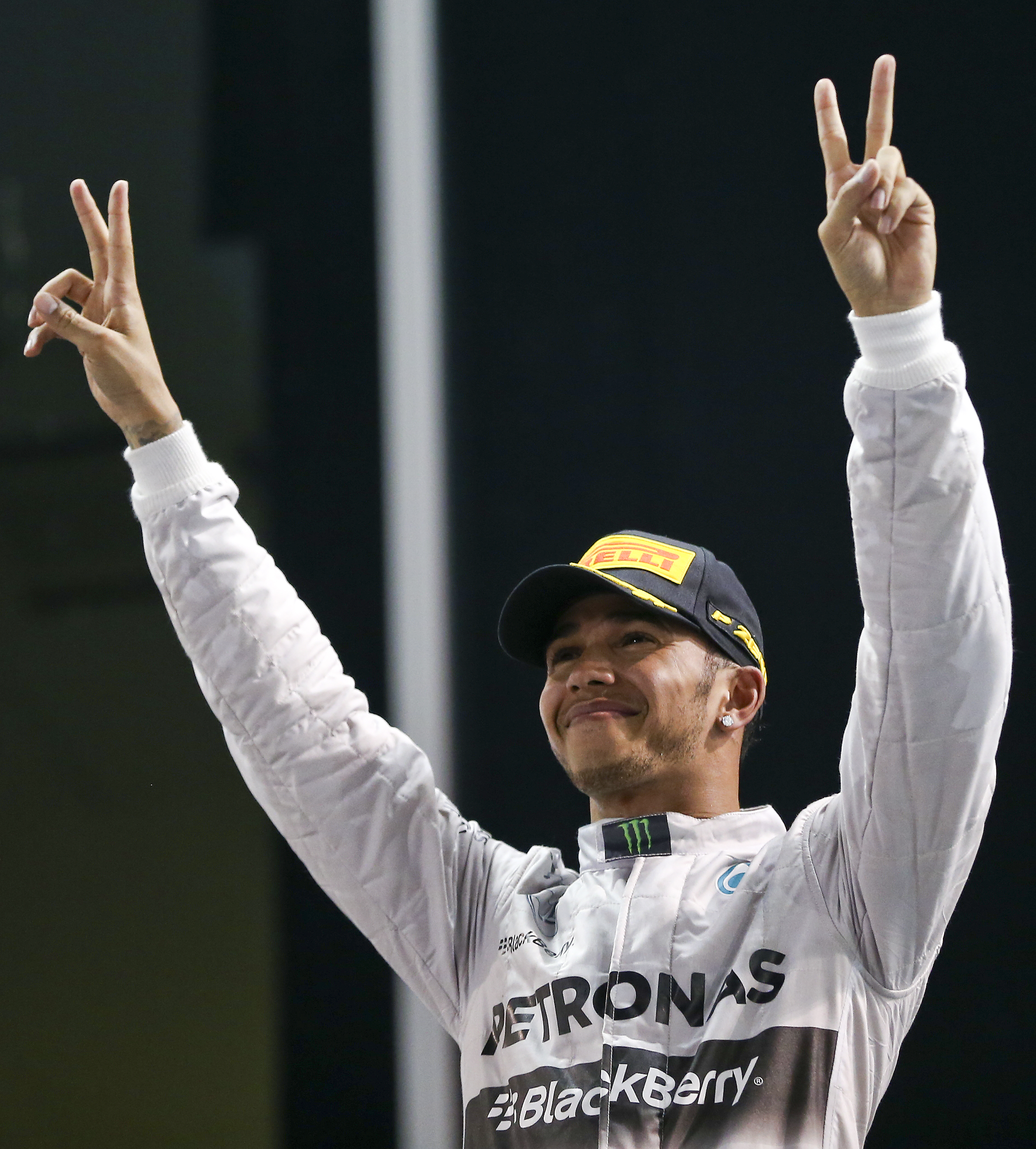 FORMULA 1 / Lewis Hamilton a câştigat titlul mondial! O maşină a luat foc!