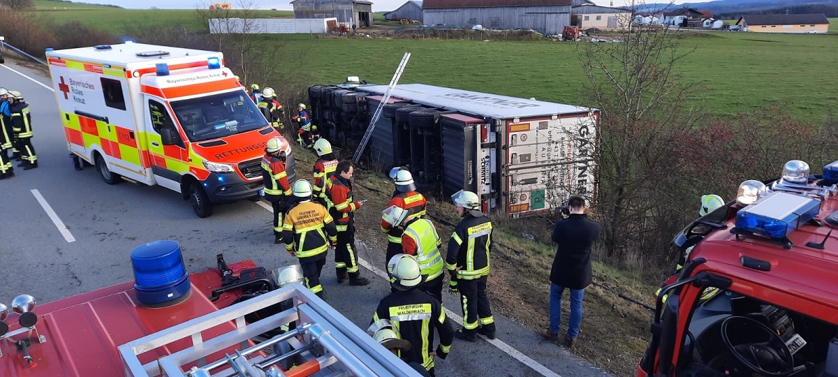 Șofer român de TIR scos cu greu din cabină, după ce, beat, a răsturnat camionul pe câmp, lângă o autostradă din Germania