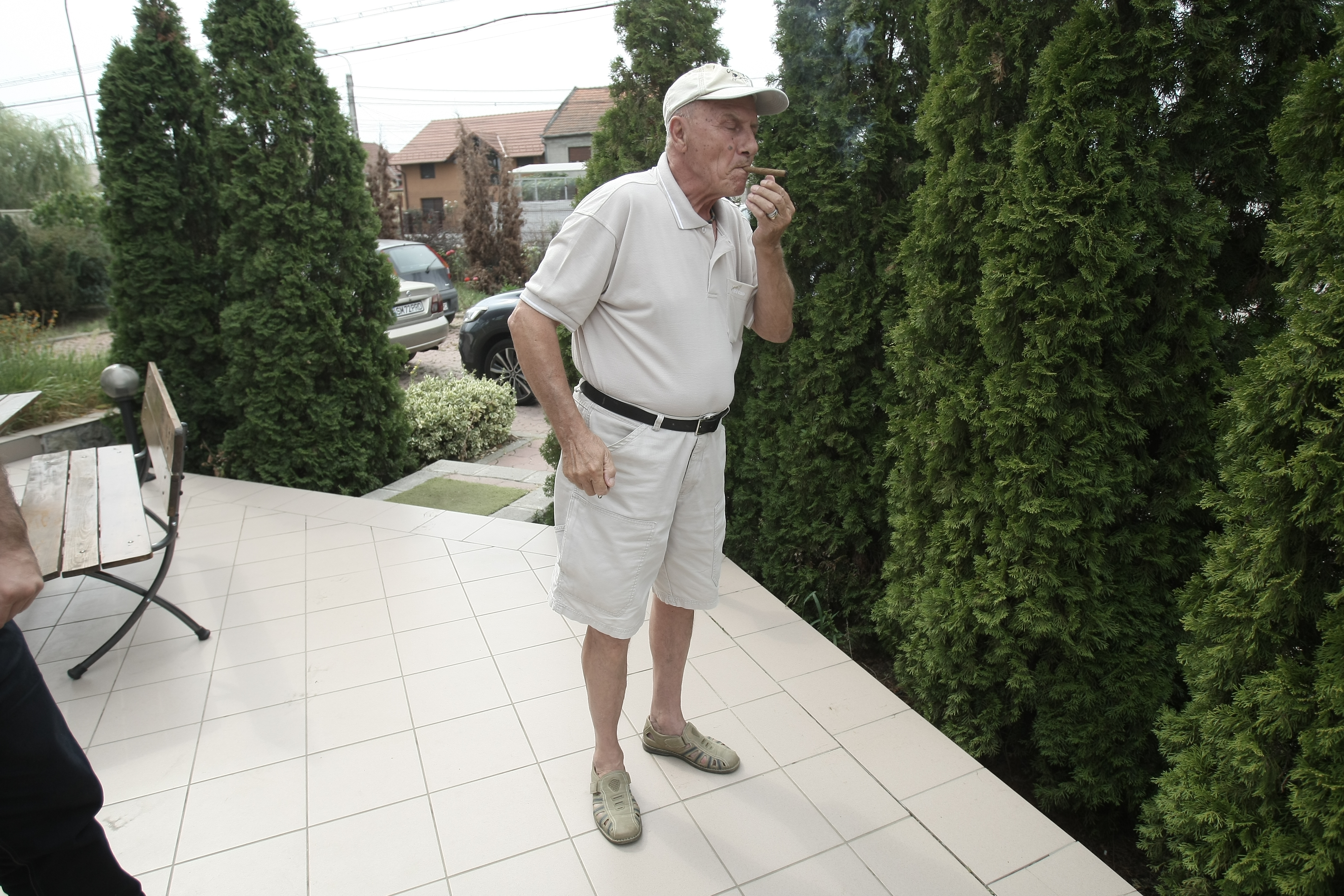 Reportaj la Satu Mare, acasă la Iosif Vigu. La 70 de ani, arată de 55: ”Fumez ca nebunul!”. Ar da buzna peste domnu′ Dan! VIDEO