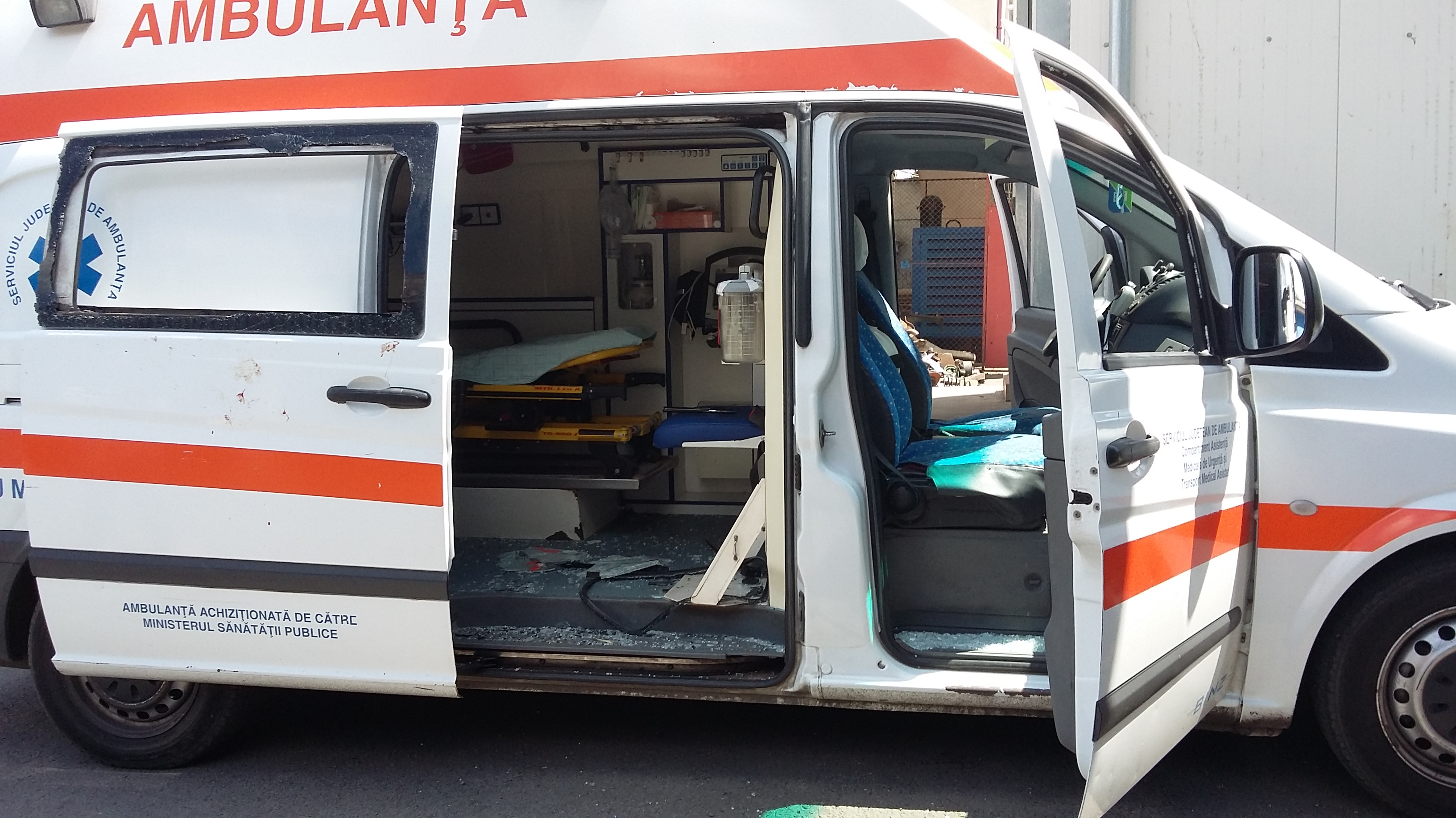 Un pacient a bătut echipajul unei ambulanțe! GALERIE FOTO