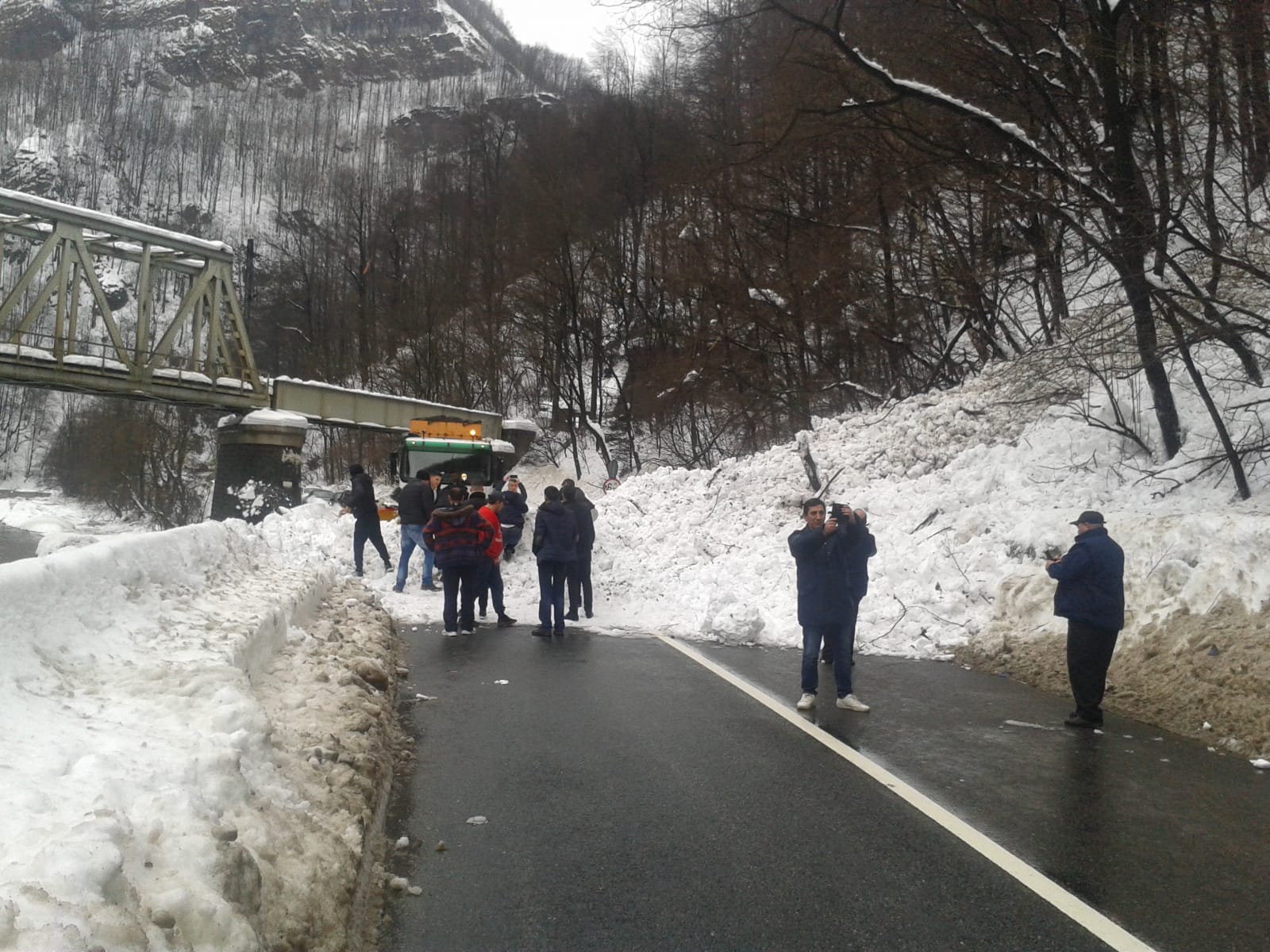 Avalanșă în Defileul Jiului, la ieșire din Petroșani. Traficul pe DN66 e blocat