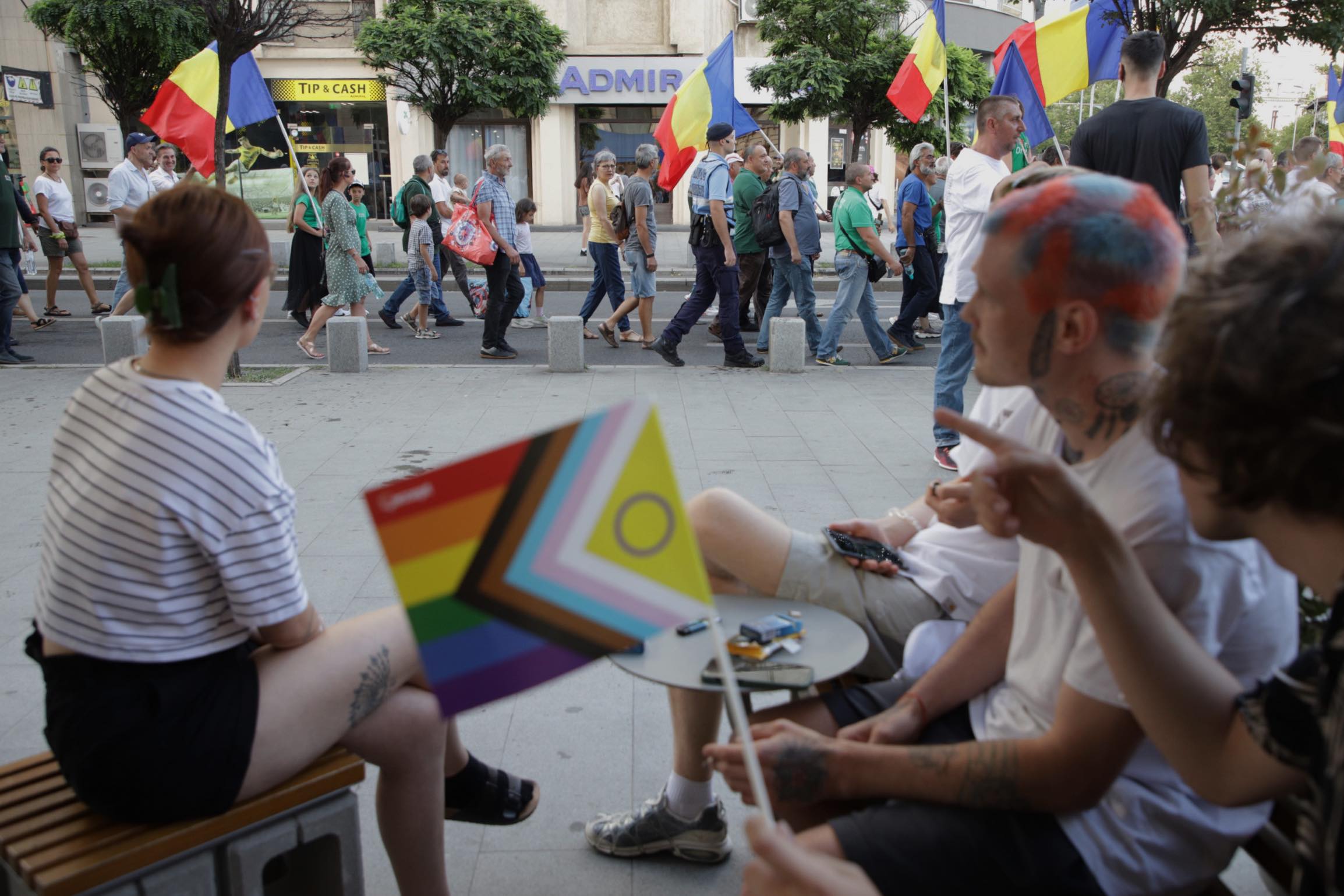Gigi Becali a condus un miting anti-LGBT în București: „Dracii lasă duhuri rele”. ACCEPT: „Grupări agresive care instigă la ură”