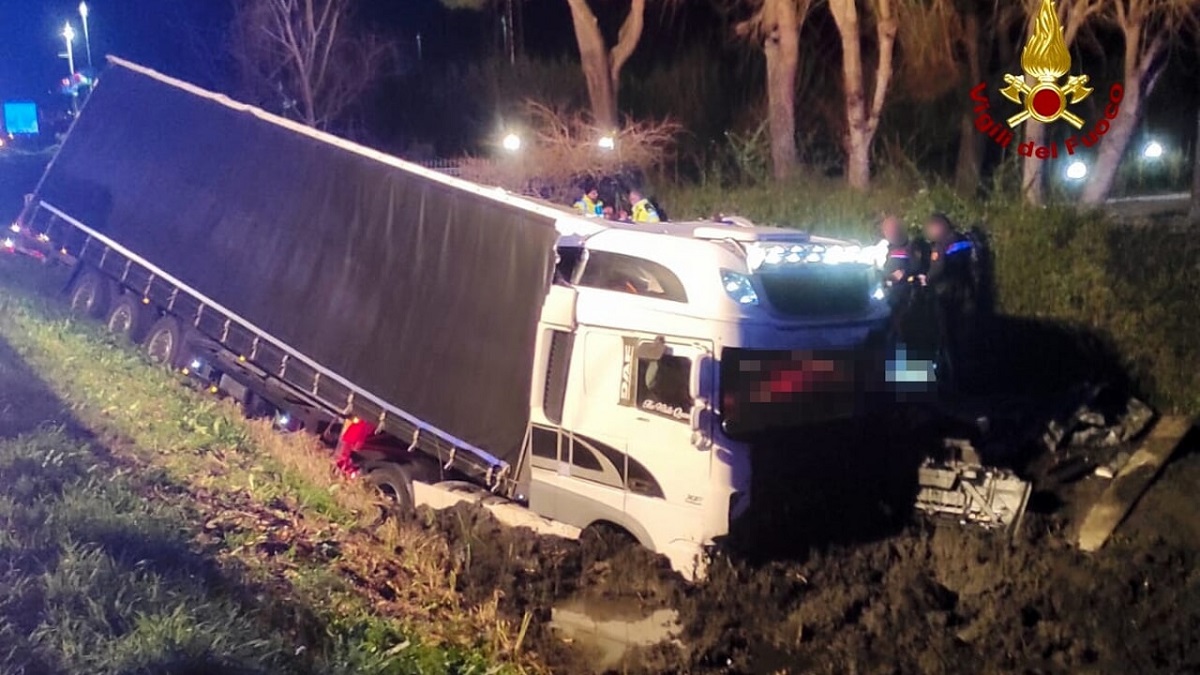 Șoferul român de TIR mort în Italia, străpuns de o tijă metalică intrată prin parbriz, în mers, a fost, de fapt, ucis de neglijența altui camionagiu român