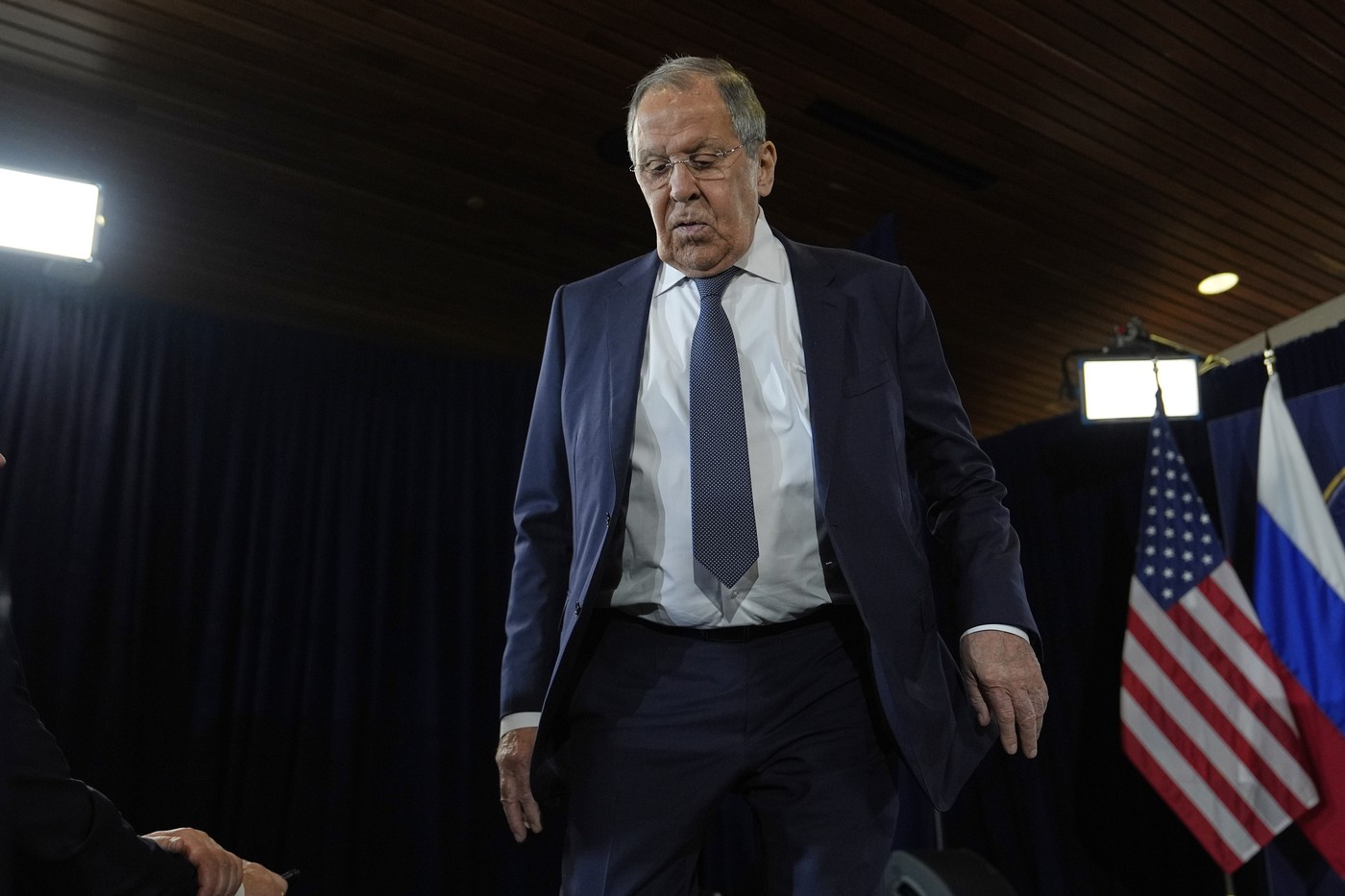 Cât costă „bluza URSS” purtată de Serghei Lavrov în Alaska. Produsul s-a vândut în câteva ore până a devenit „sold out”