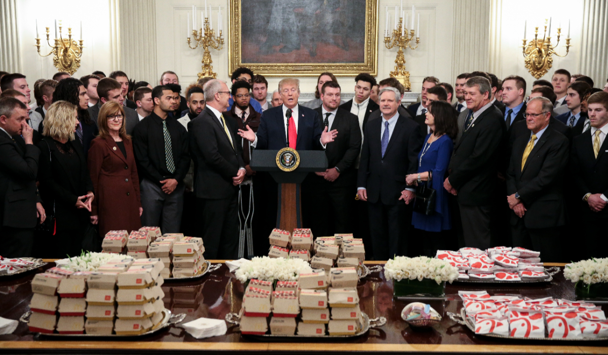 Cum vrea Donald Trump să salveze burgerii din SUA, una dintre mâncărurile lui preferate