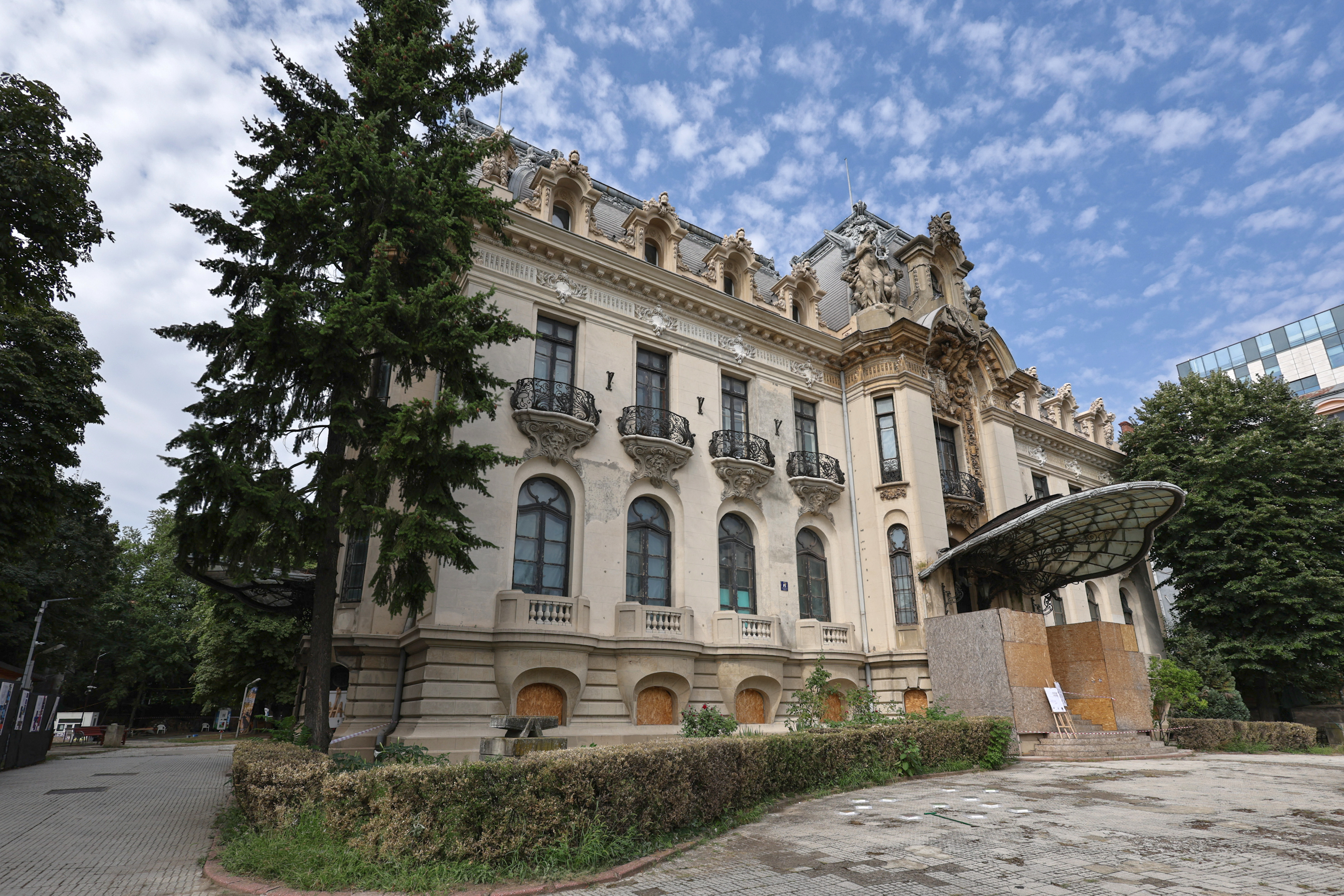 O bijuterie a Bucureștiului se luptă cu timpul, în timp ce restaurarea bate pasul pe loc