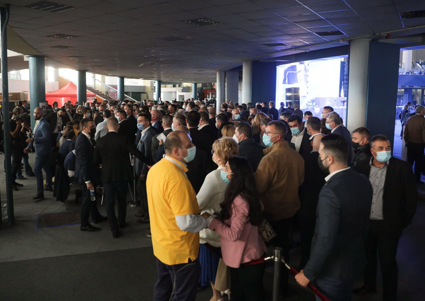 Cum se votează la congresul PNL. Îmbulzeală la cabine, premierul Cîțu spune că „evenimentul a fost organizat bine”