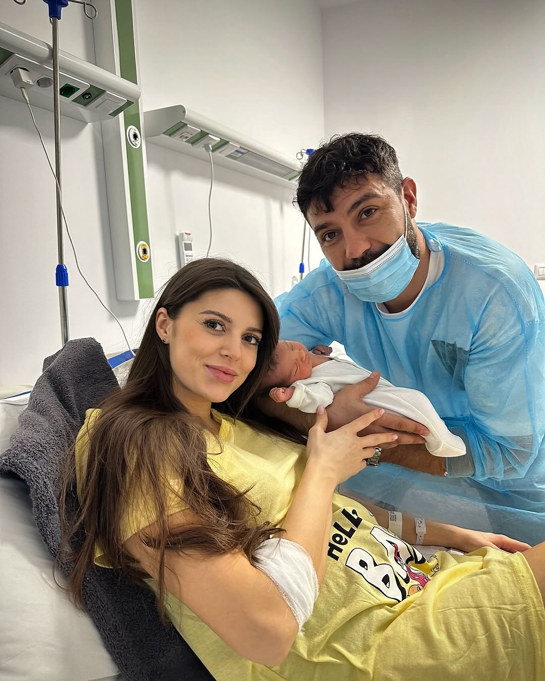 Fotbalistul român și iubita lui celebră au devenit părinți: Prima imagine cu bebelușul. Anunțaseră sarcina la o zi după ce s-au căsătorit