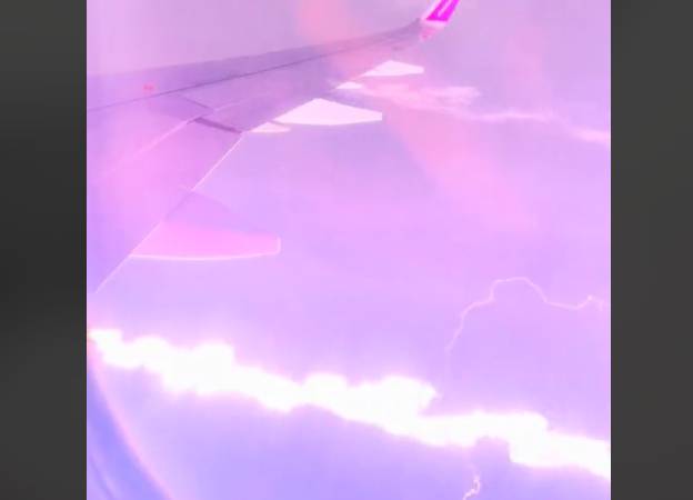 Villám csapott a WizzAir egyik gépébe – videó