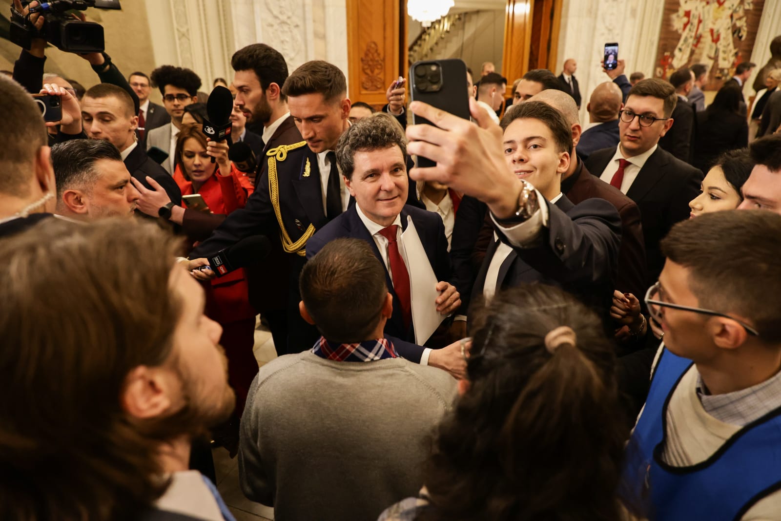 Nicușor Dan arată încă din prima zi că va fi președinte-jucător. Detalii surprinse la ceremonia de învestire: de la buna-dispoziție a lui Băsescu la încolonarea clasei politice | Reportaj