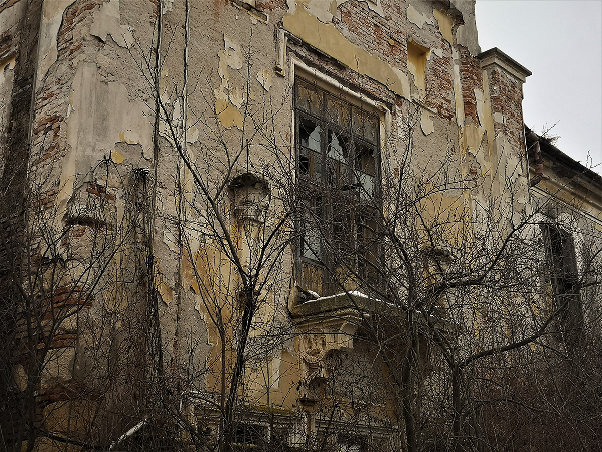REPORTAJ. Un castel vechi de secole, din Ardeal, lăsat în voia sorții de beneficiarii retrocedării și de autorități: „Nu sunt fantome aici, doar sărăcie!”
