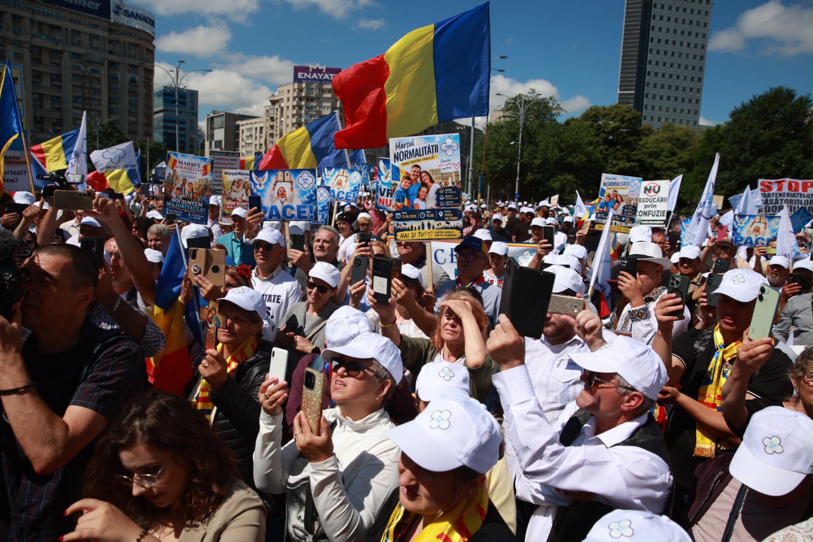 „Marșul Normalității”, condus de Diana Șoșoacă, a adunat câteva sute de oameni: scandări împotriva minorităților și a lui Ilie Bolojan