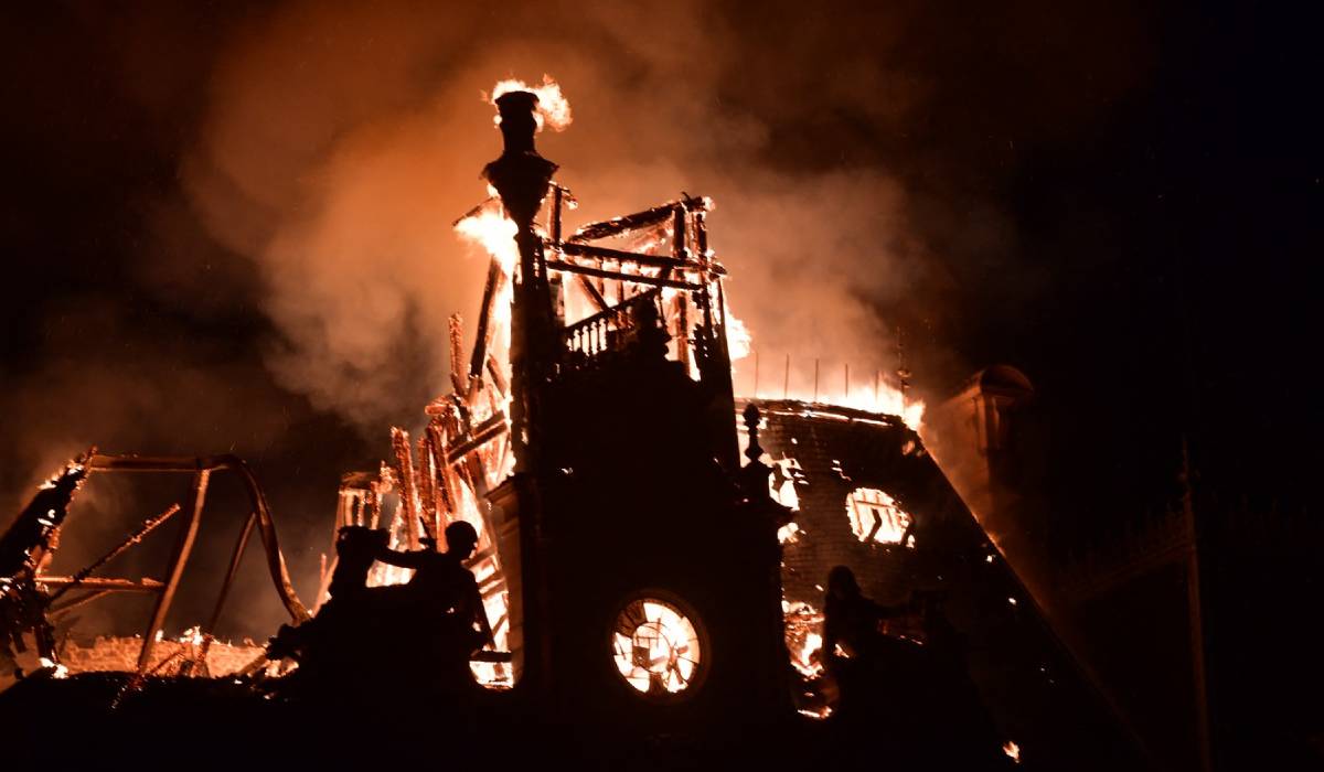 Turnul de 43 de metri al Primăriei din Limoges, veche de 143 de ani, s-a prăbușit în flăcări în timpul revoltelor din Franța