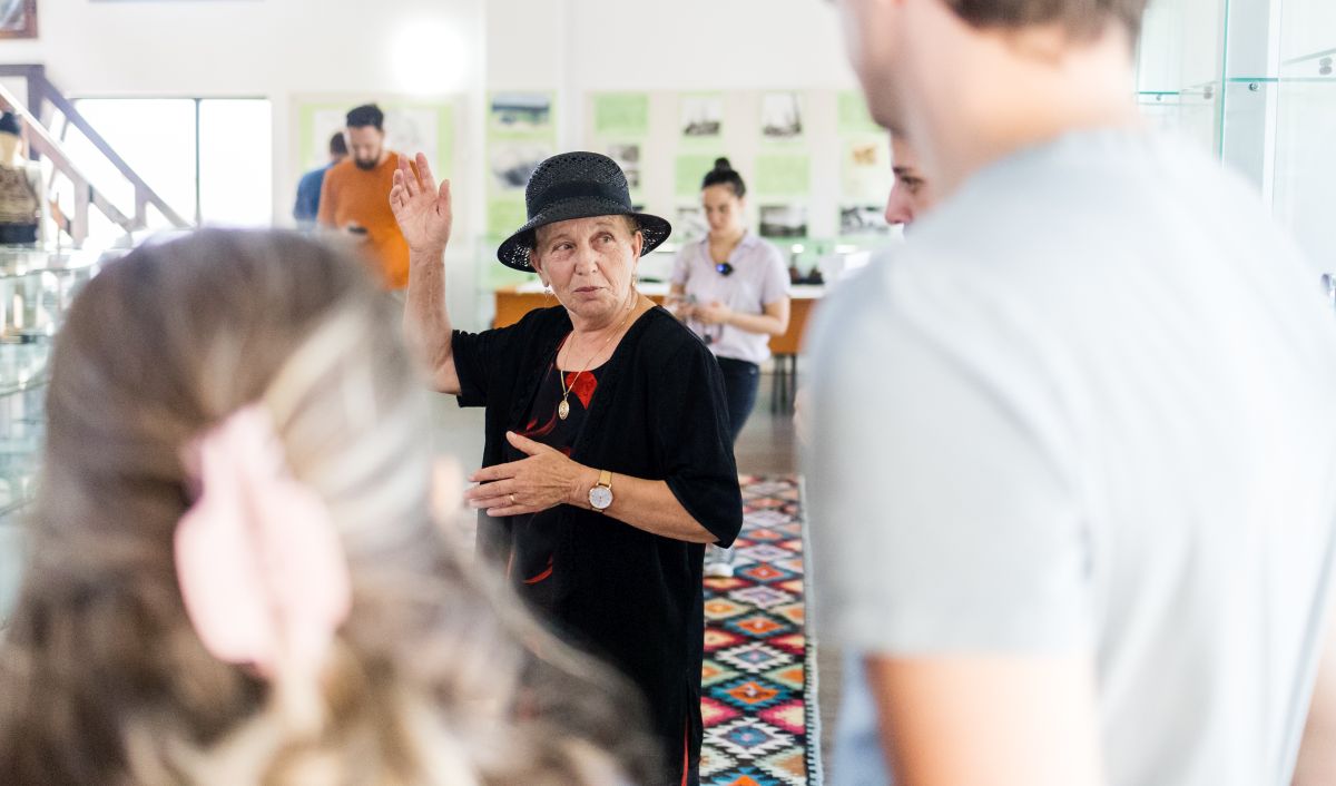 Cinci locuri pe care e musai să le vezi, chiar dacă pentru asta trebuie să te duci până la Cucuieții din Deal. Povestea bisericii de lemn cu tavan de stele