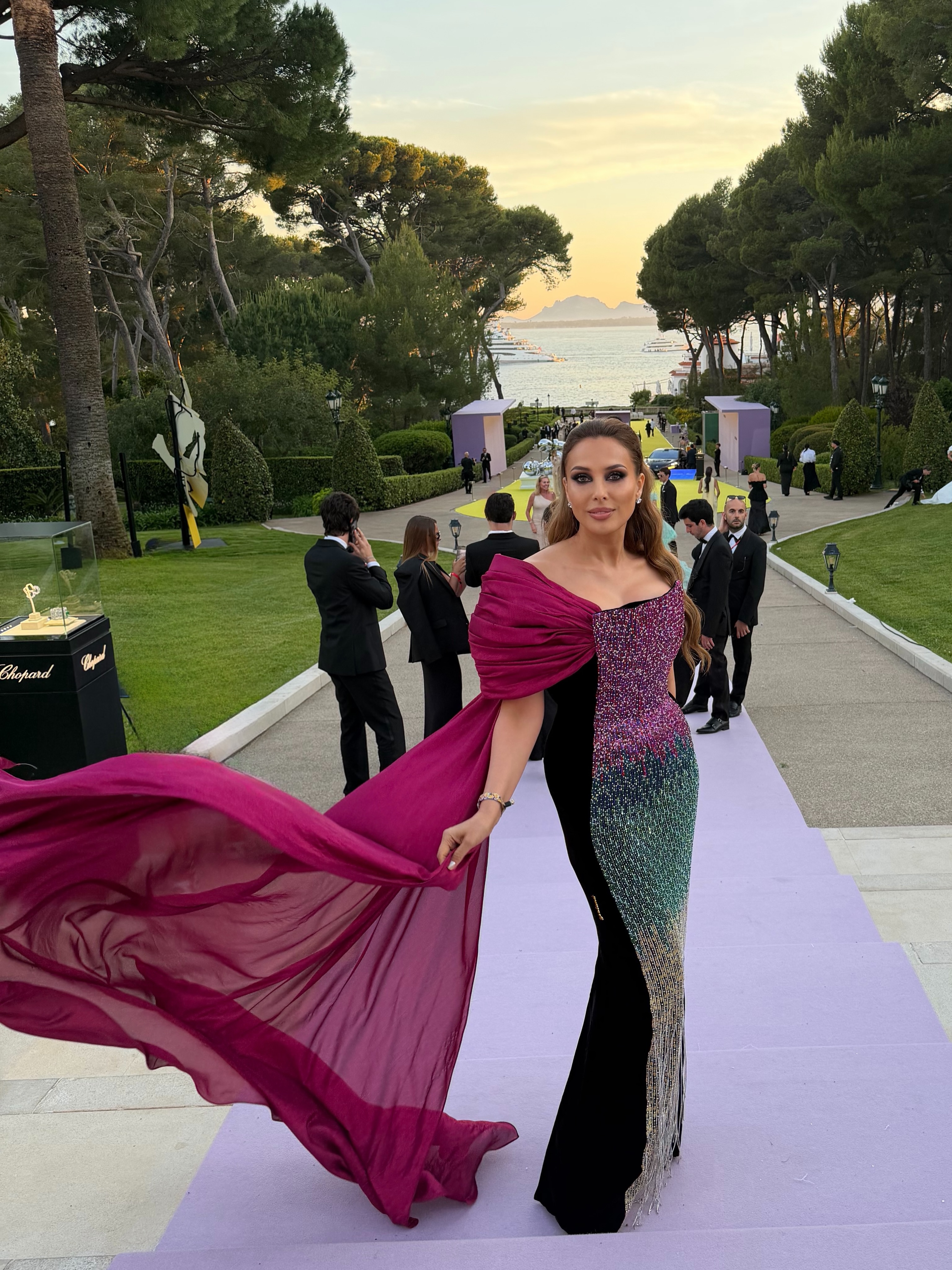 Imagini inedite de la Cannes 2026 cu Iulia Vântur. Apariție spectaculoasă a vedetei la Gala amfAR într-o rochie, care i-a pus în valoare silueta impecabilă