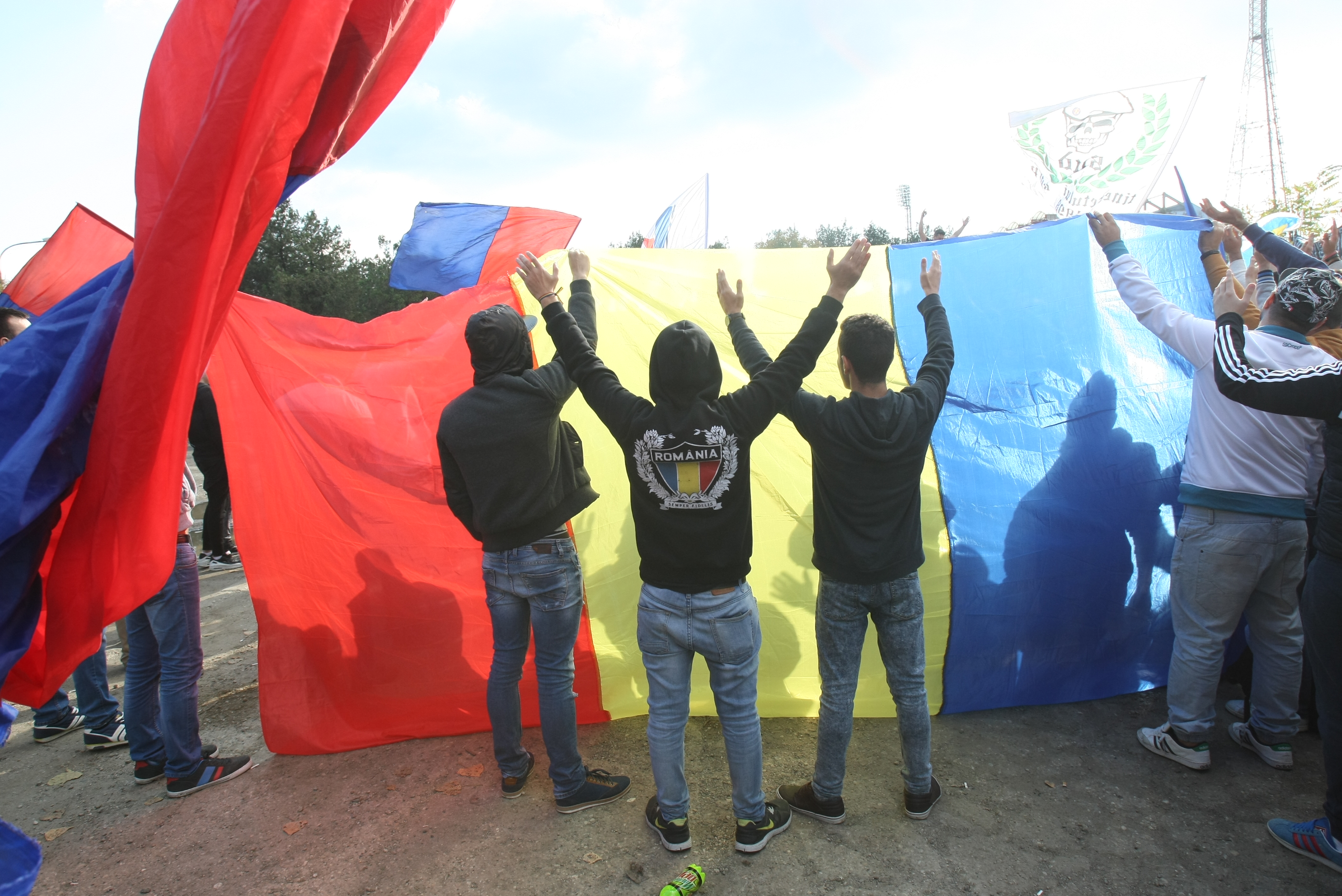 Fanii își cer în stradă Steaua înapoi. ^1.000 de oameni, la mitingul suporterilor. Gigi Becali e liniștit: ”N-am nici o grijă, sunt teribiliști” / FOTO