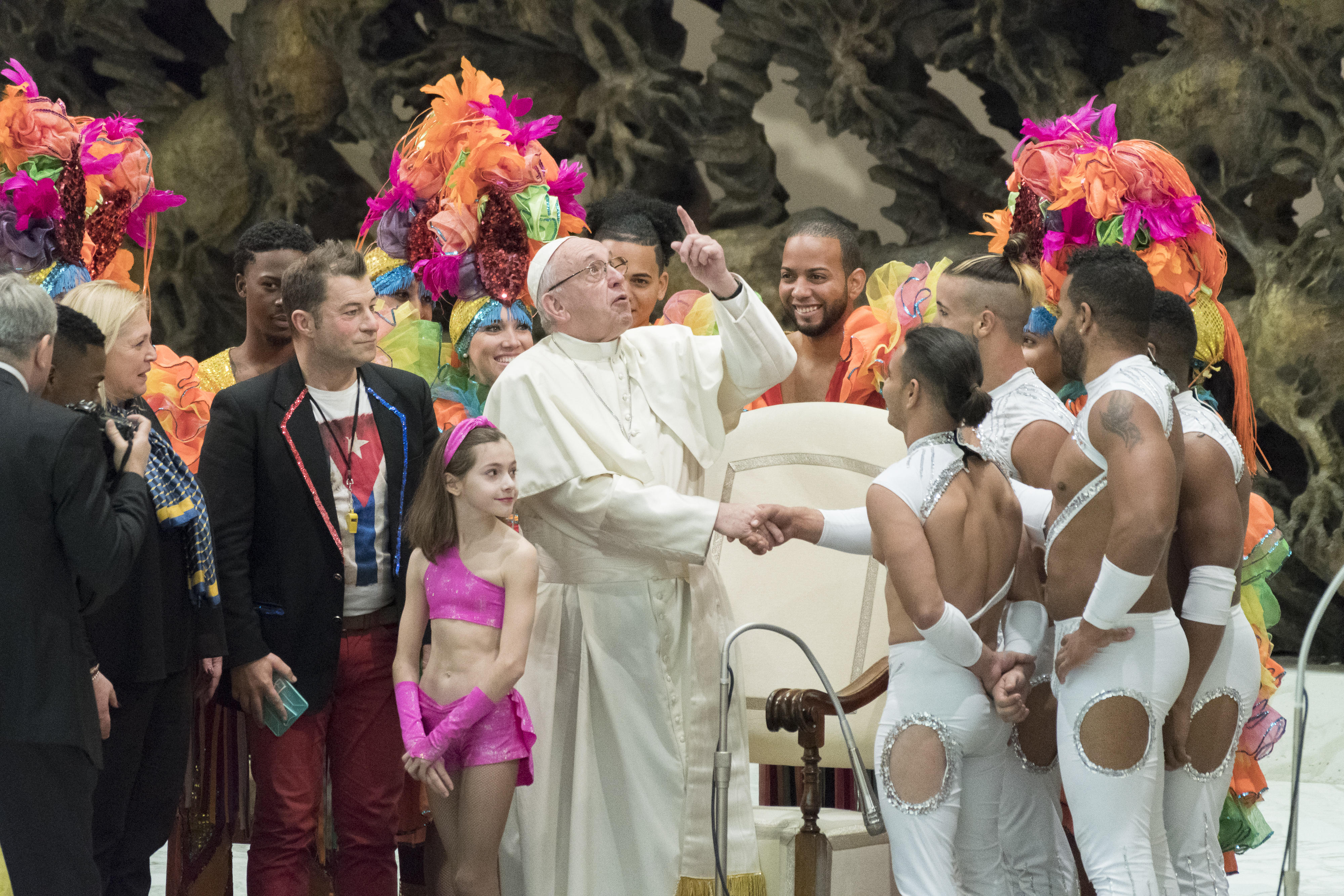 FOTO | Imagini inedite cu Papa Francisc. Suveranul Pontif a fost vizitat de artiști de circ