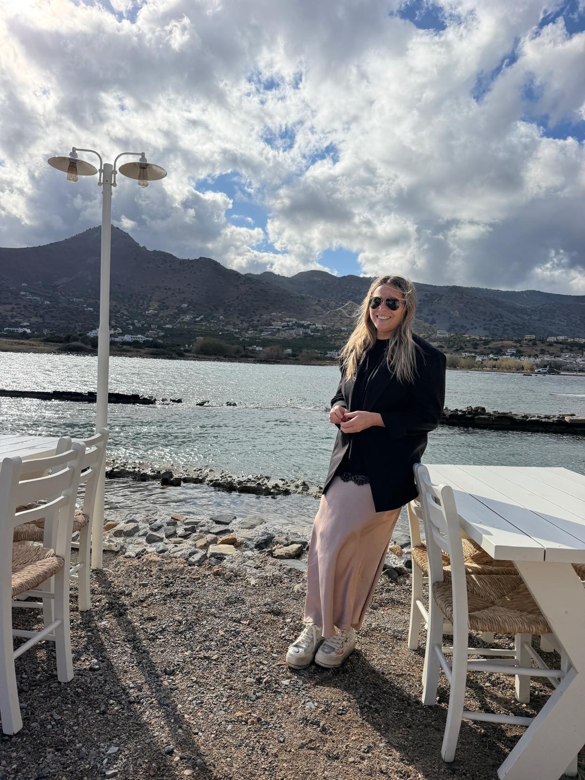 Locul spectaculos din Creta unde au ajuns Laura Cosoi și soțul ei pe poteci abrupte