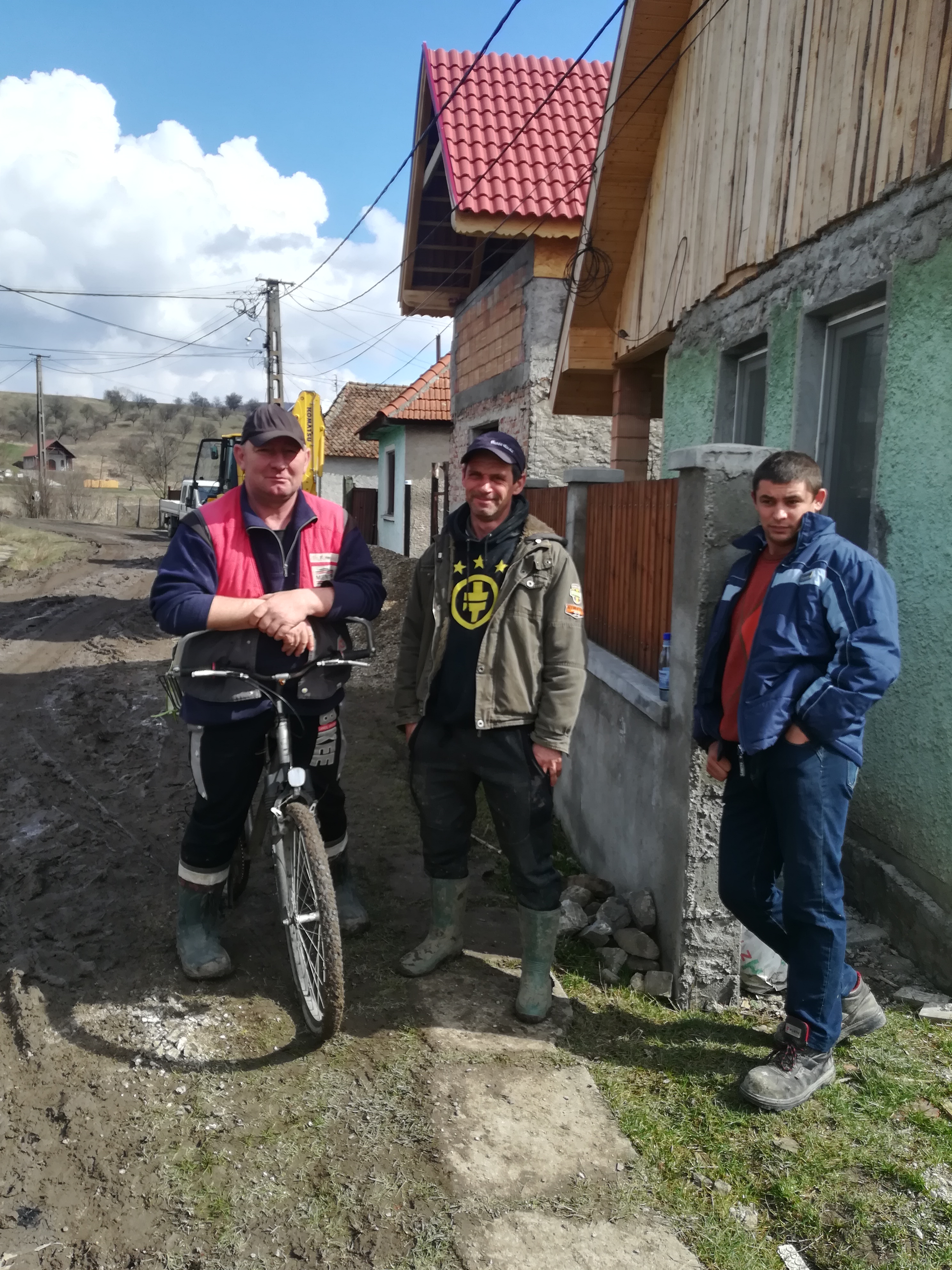 REPORTAJ: Ziua Maghiarilor, cu ghetele-n noroi, la Căpeni: "N-am mai ajuns să punem flori la monument. E înghiţit de apă“/FOTO