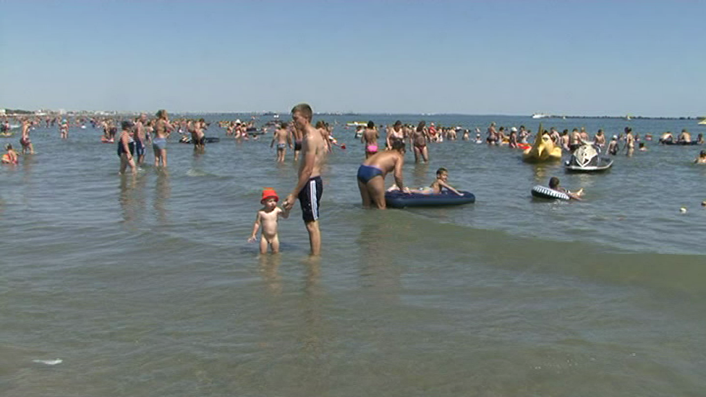 Bunele maniere n-au mai încăput în bagaj! Turiștii se plimbă în slipi pe străzile orașului Constanța