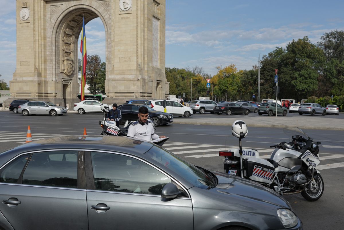 Șofer urmărit de polițiști, în București, și adus înapoi la locul unde i-au făcut semn să oprească: „Am crezut că mi-ați zis să merg mai departe”