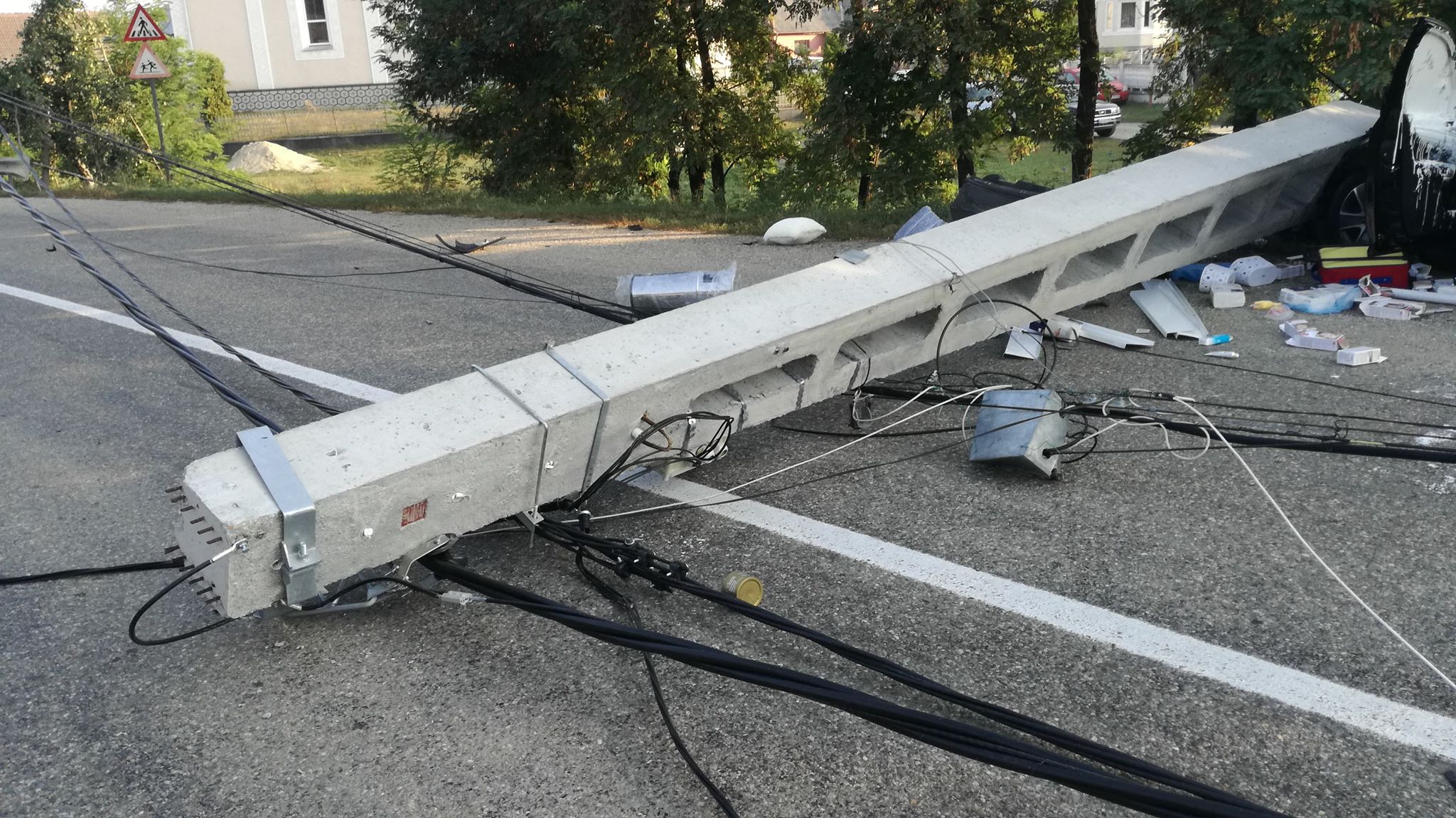 O mașină a lovit un stâlp, în Bistriţa-Năsăud, după ce șoferul a adormit la volan. Doi copii se află printre răniți