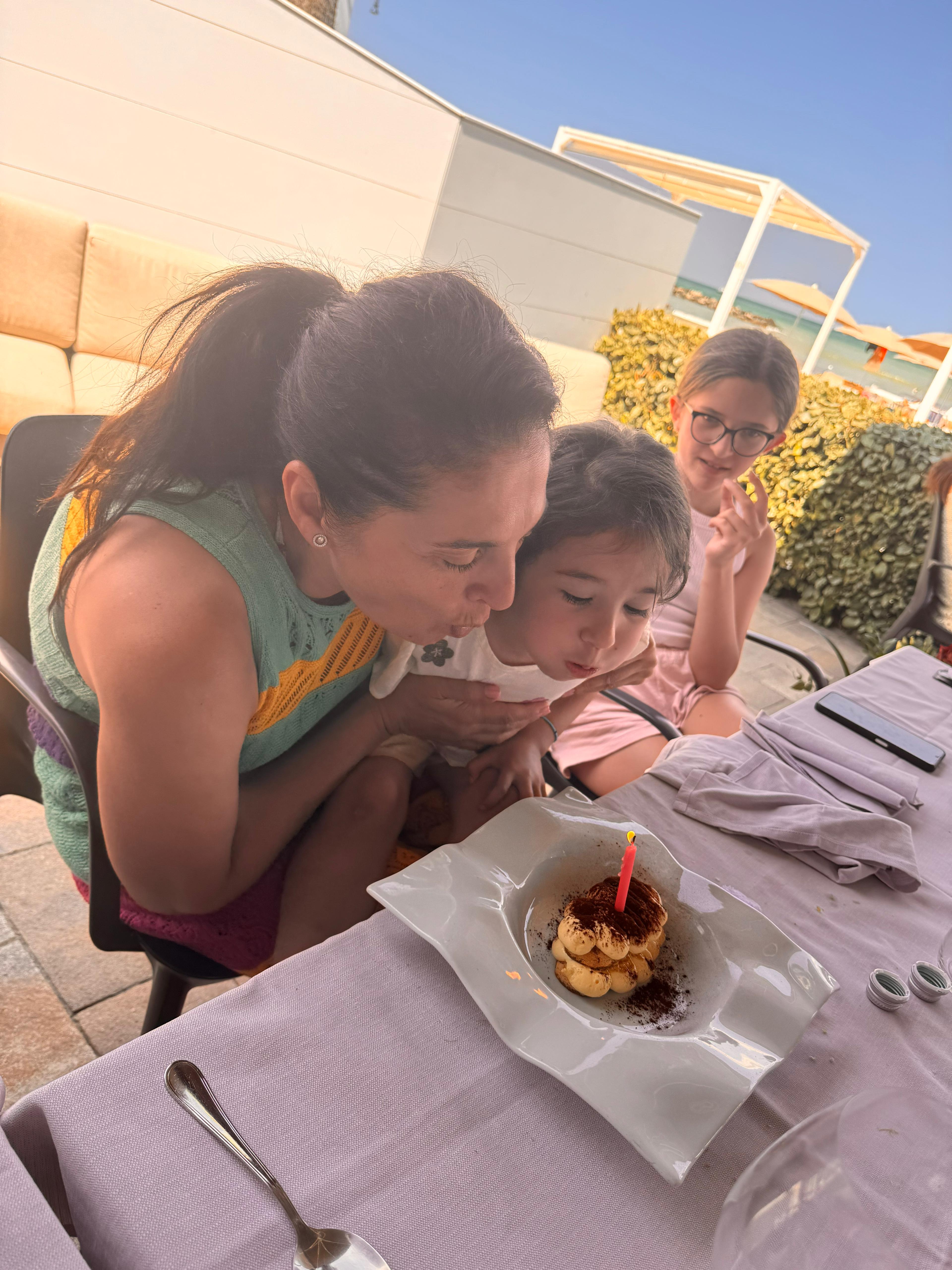 Imagini rare cu mama lui Chef Richard Abou Zaki. „Weekend-urile sunt pline pentru mine vara, dar de ziua ei mereu îmi rezerv timp pentru ea”