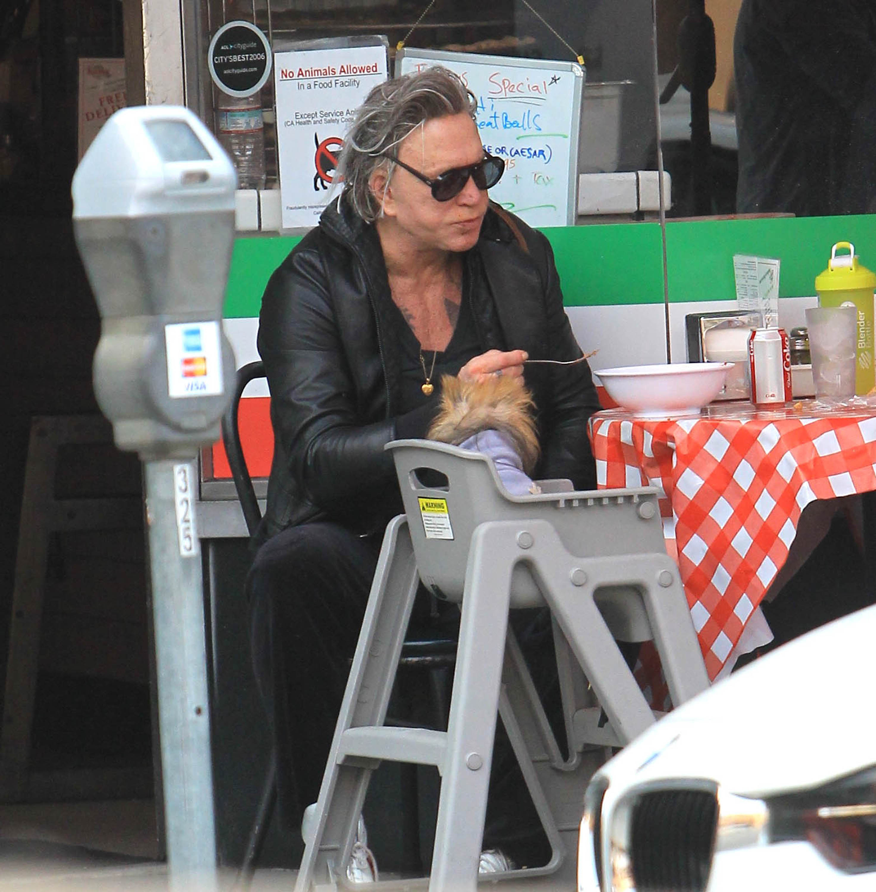 Mickey Rourke arată din ce în ce mai rău. A ajuns ținta glumelor pe internet | FOTO