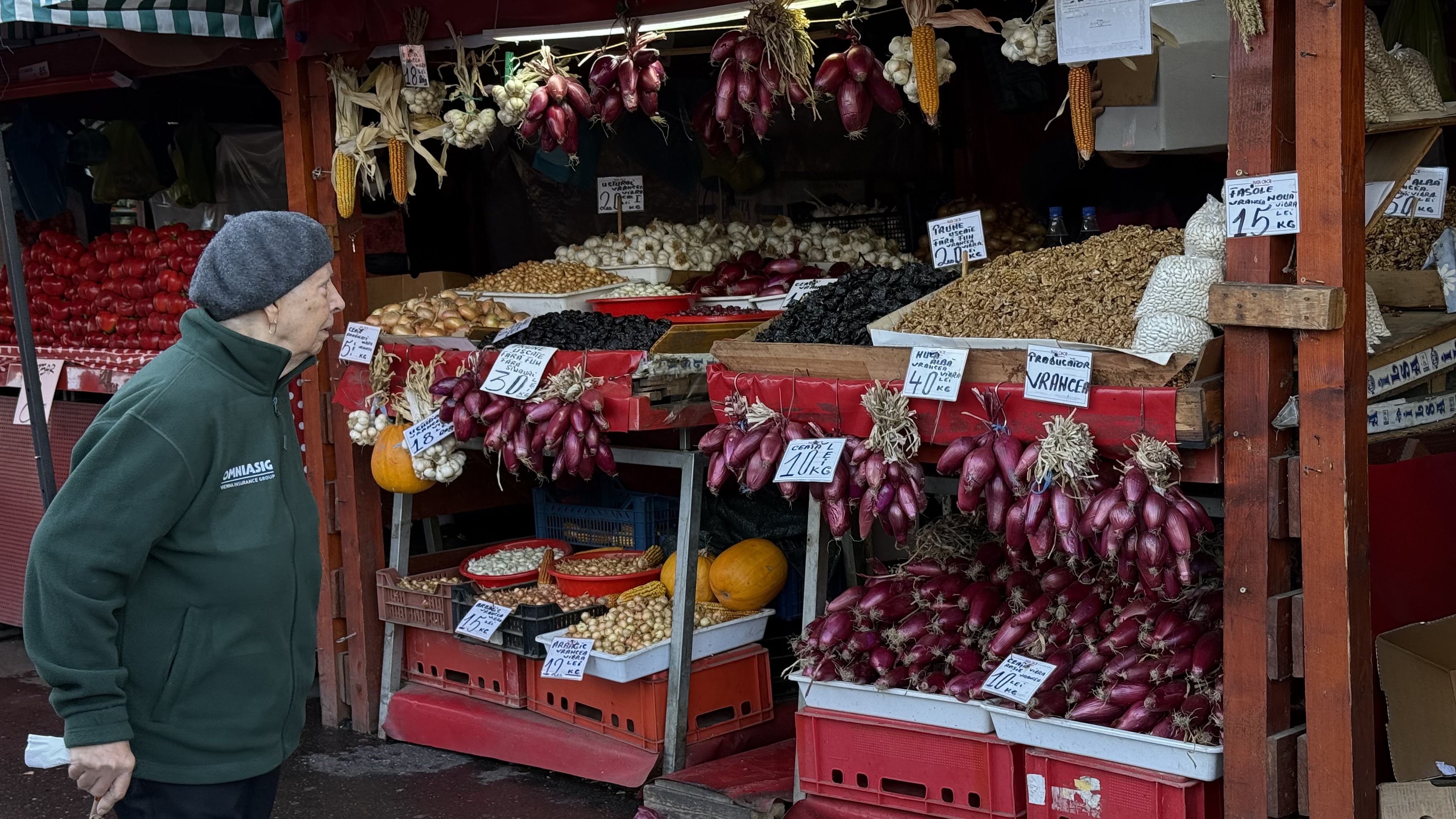 Murăturile din Piața Obor s-au scumpit mai mult decât carnea. „Cum să coste hreanul atât?! Rasolul de porc e la 14 lei în hală, am înnebunit?!”