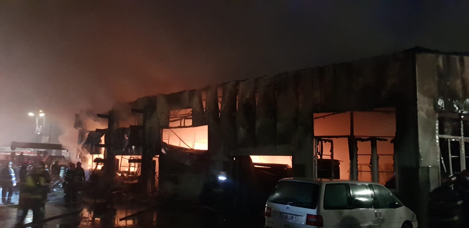 Incendiul la un depozit de pe șoseaua Fundeni din București a fost stins. Locuitorii, avertizați prin Ro-Alert
