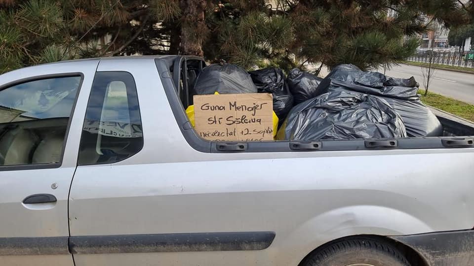Locuitorii unei străzi din Alba Iulia și-au dus gunoiul la sediul firmei de salubritate. Societatea nu a mai ridicat gunoiul de două săptămâni