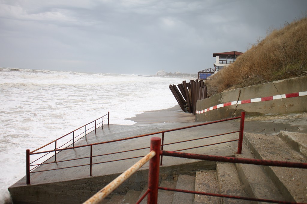 Vacanța la mare? Sport extrem pe litoralul românesc! Vezi peisajul dezolant care îi așteaptă pe turiști în unele stațiuni de la țărmul Mării Negre