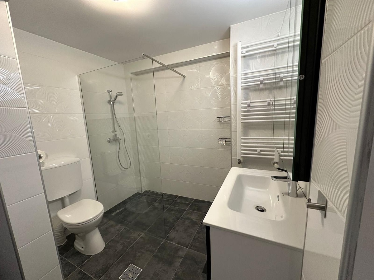 Imagini înainte și după cu apartamentul pe care Calina Dumitrescu l-ar fi distrus. Proprietara rupe tăcerea: „O pune pe mama ei sa se ocupe de mizeria pe care ea o face”