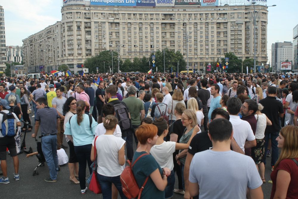 FOTO&VIDEO/ Câteva mii de persoane au protestat în Piața Victoriei, joi seară