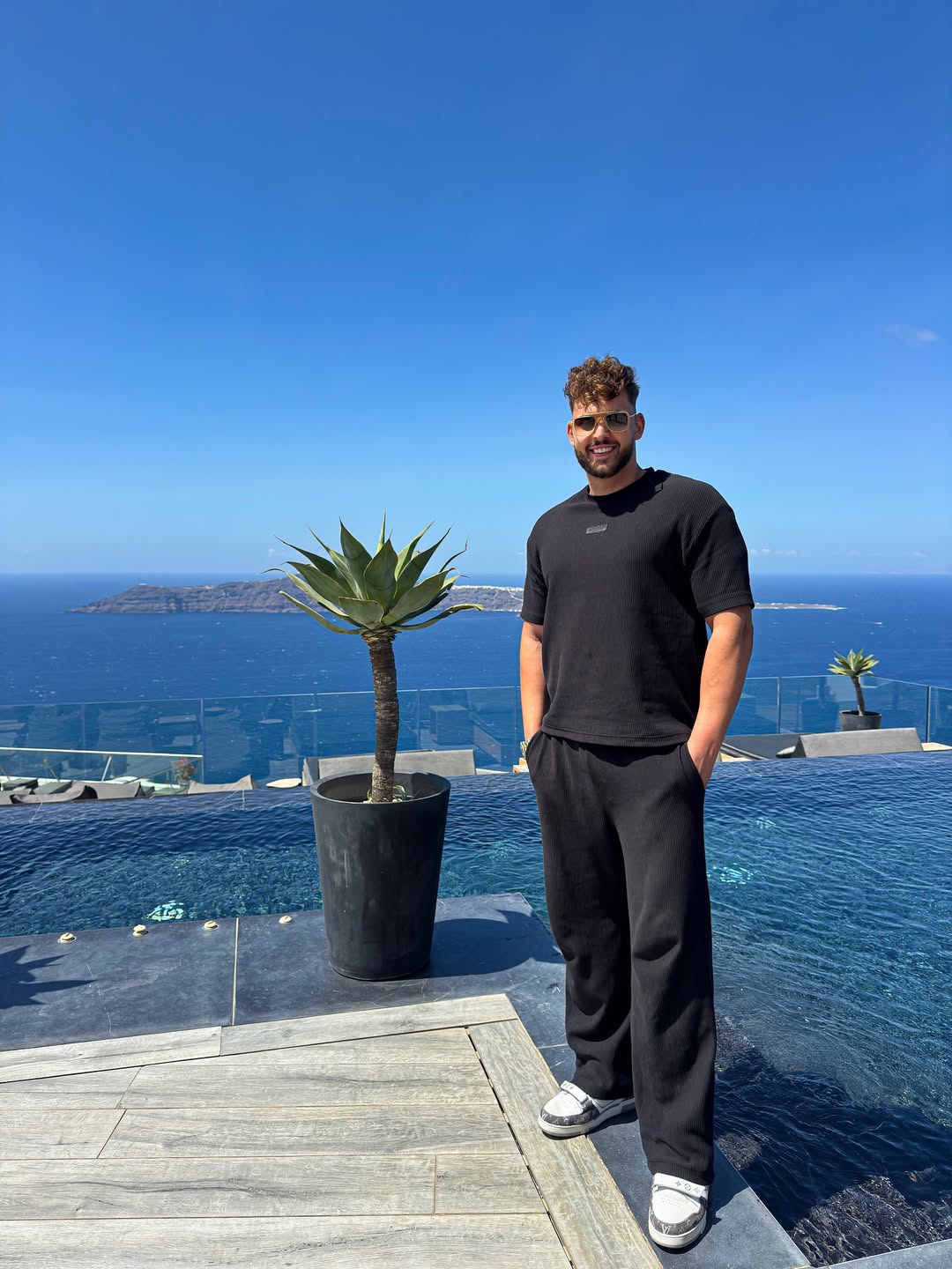 Cel mai urmărit român de pe Instagram a lăsat Marea Britanie pentru București. De ce a venit în țară „Urmașul lui Arnold Schwarzenegger”