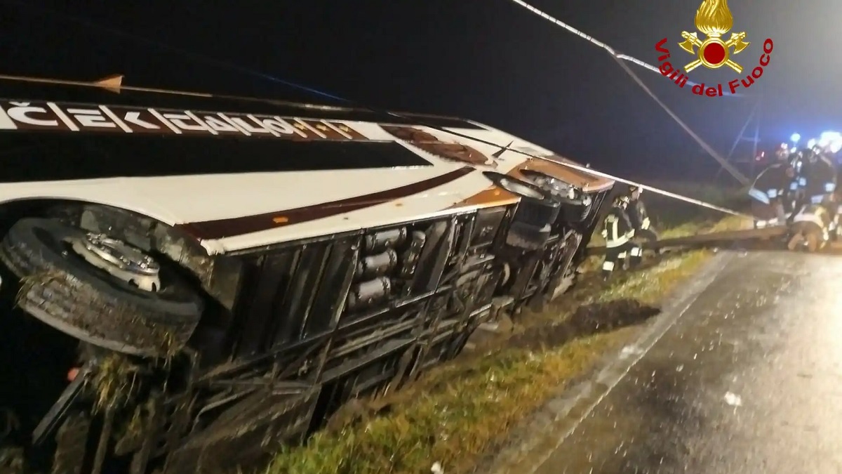Un autocar cu 79 de turiști s-a răsturnat în noaptea de Anul Nou. Oamenii se întorceau de la Veneția, unde fuseseră să vadă focurile de artificii