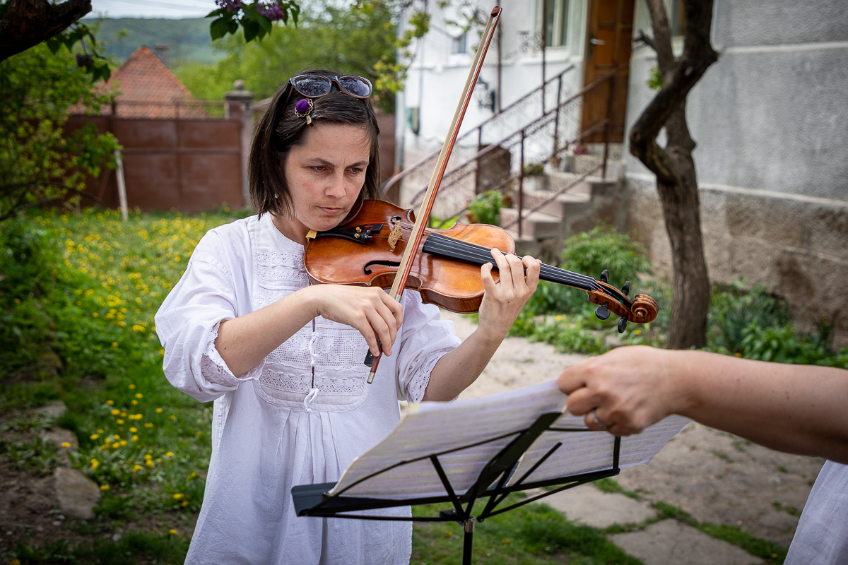 Lovită de o boală rară, o violonistă de 36 de ani din Covasna a uitat aproape totul, mai puțin muzica. “A uitat să plângă. Când o doare ceva, i se umplu ochii de lacrimi, dar râde”