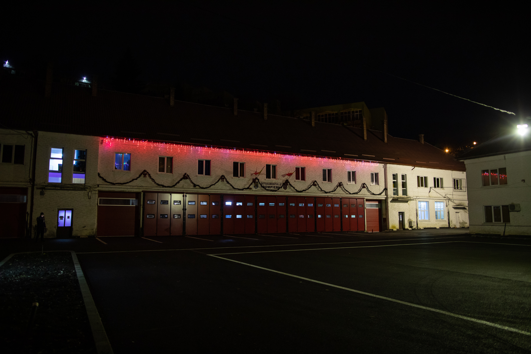 Noaptea dintre ani cu pompierii brașoveni: Cola, în loc de șampanie, și tânărul de 19 ani care n-a vrut să fie jandarm pentru a nu fi „împotriva cetățenilor”