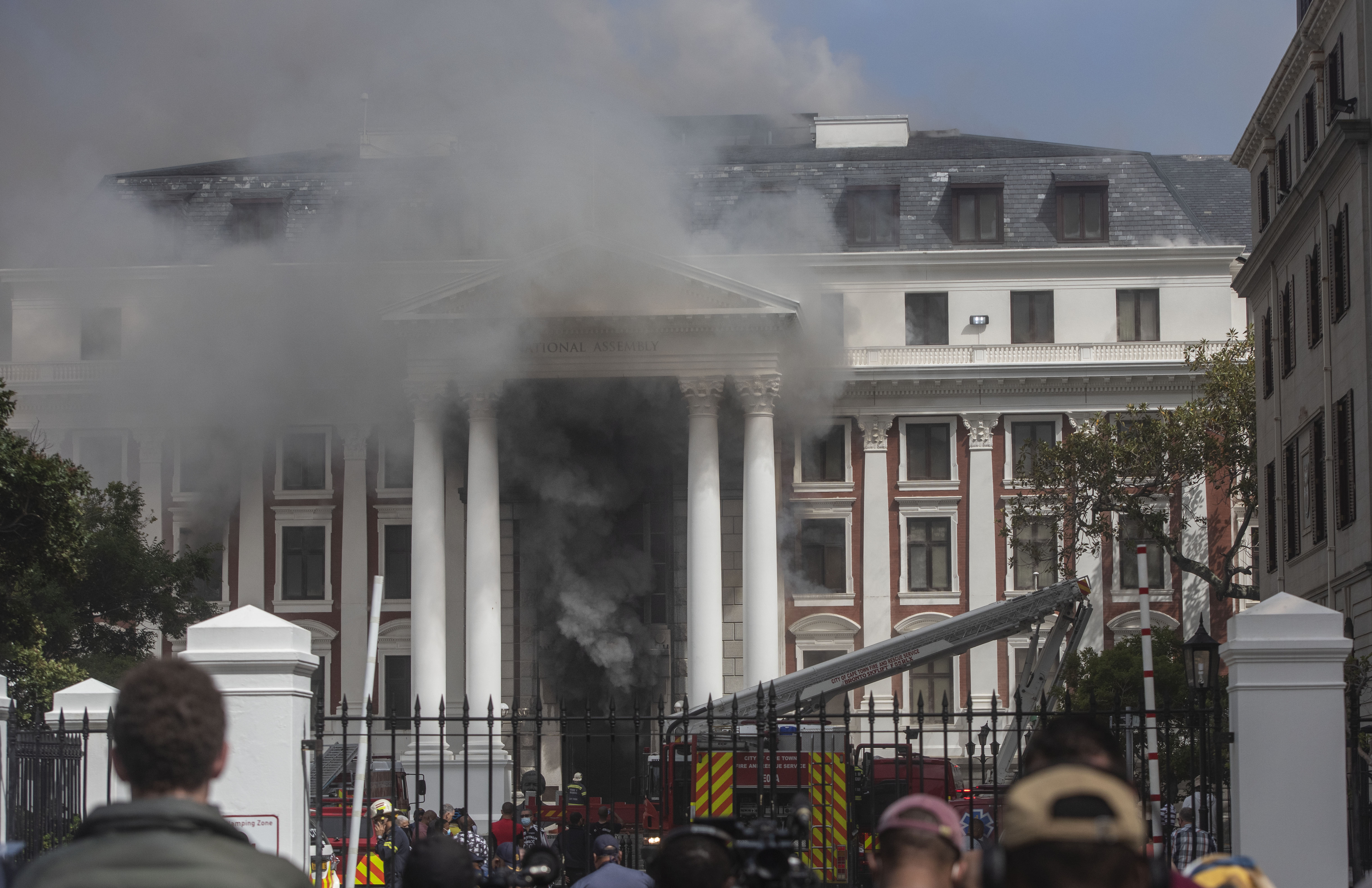 VIDEO | Clădirea Parlamentului din Cape Town, distrusă parțial de un incendiu