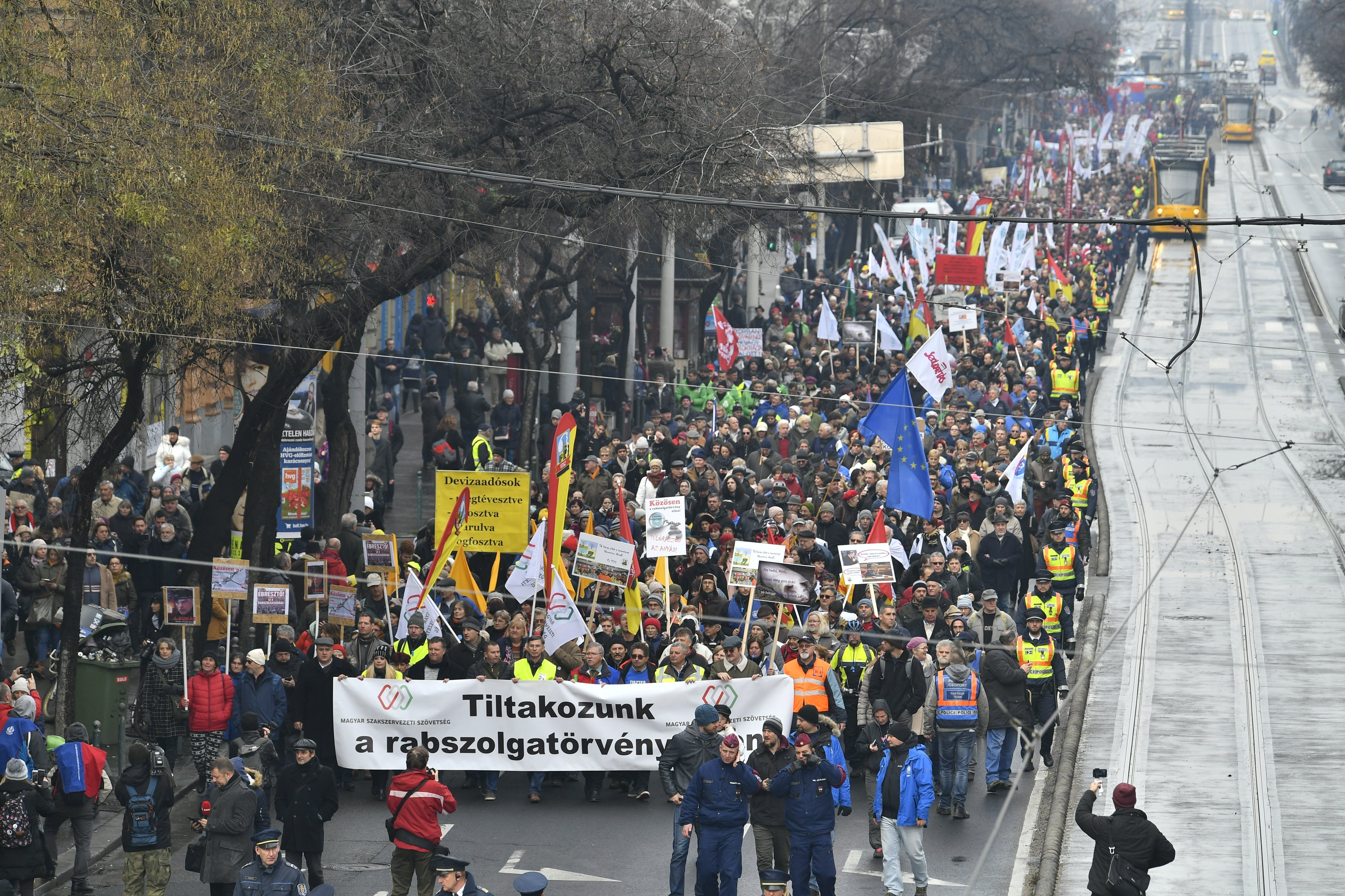 Mii de unguri au protestat împotriva "legii sclaviei", sâmbătă, la Budapesta