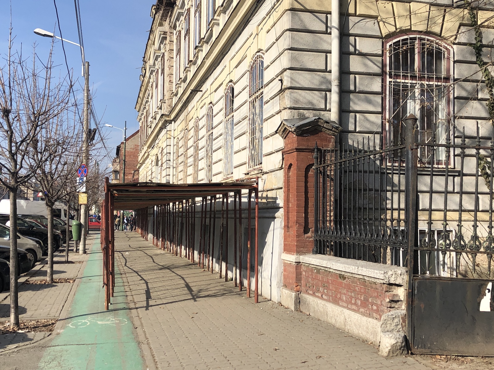 Peste 500 de elevi învață într-o școală fără acoperiș, în Timișoara. Clădirea distrusă de o furtună, în septembrie 2017, nu a fost reparată nici până acum!