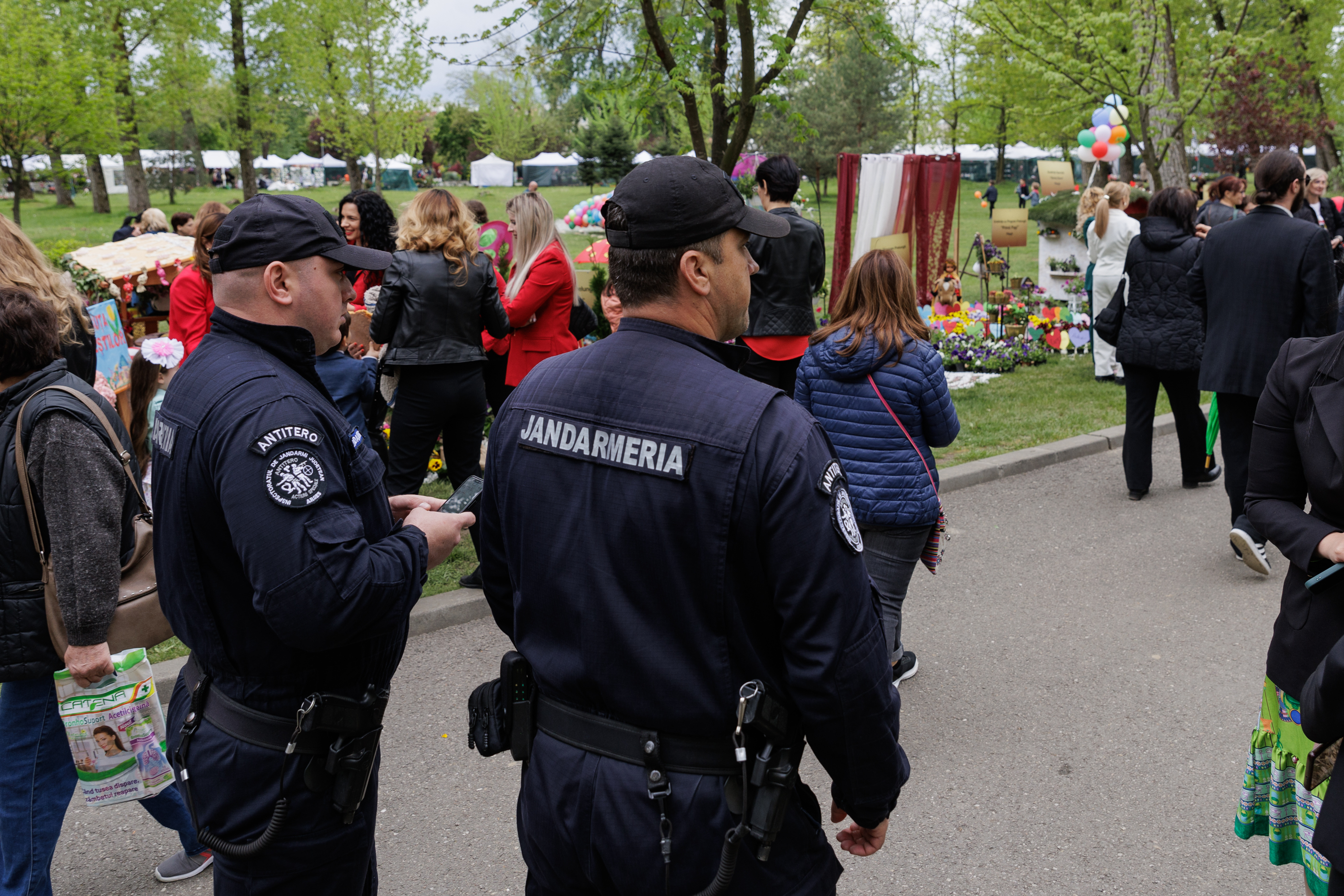 FOTO VIDEO REPORTAJ Cum a fost Parada Florilor ediția 2024: politicienii au împărțit scena cu micii prinți și s-au bucurat de cozonac gratis