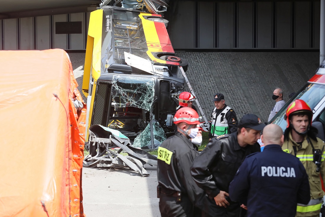 GALERIE FOTO  |  Un autobuz a căzut de pe un pod din Varșovia. Un mort și 20 de răniți