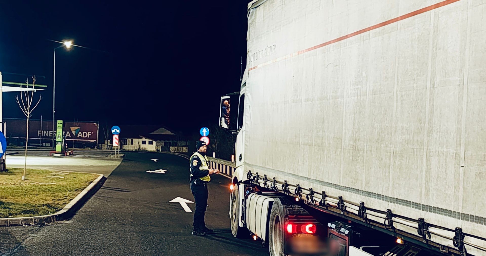 Sute de șoferi români de TIR, prinși cu „magnetul” și „telecomanda” la tahograf, într-o săptămână