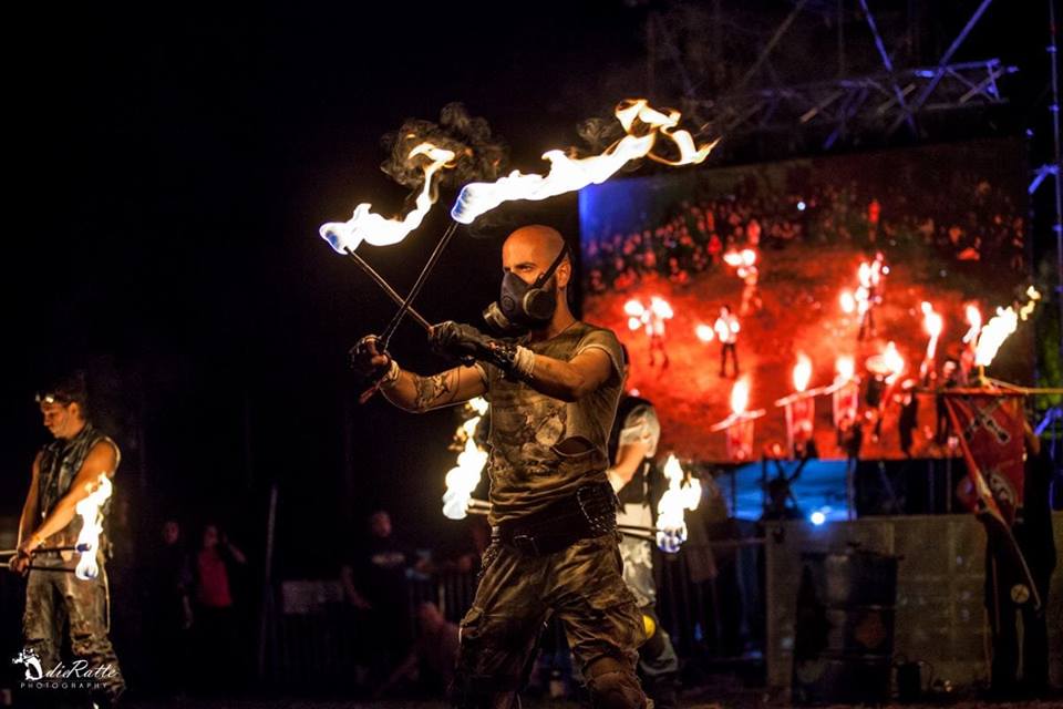 REPORTAJ: Jonglează cu focul. 12 brașoveni fac spectacol la festivalurile medievale și aduc în scenă sicrie sau butoaie de motorină din care taie cu flexul/ GALERIE FOTO