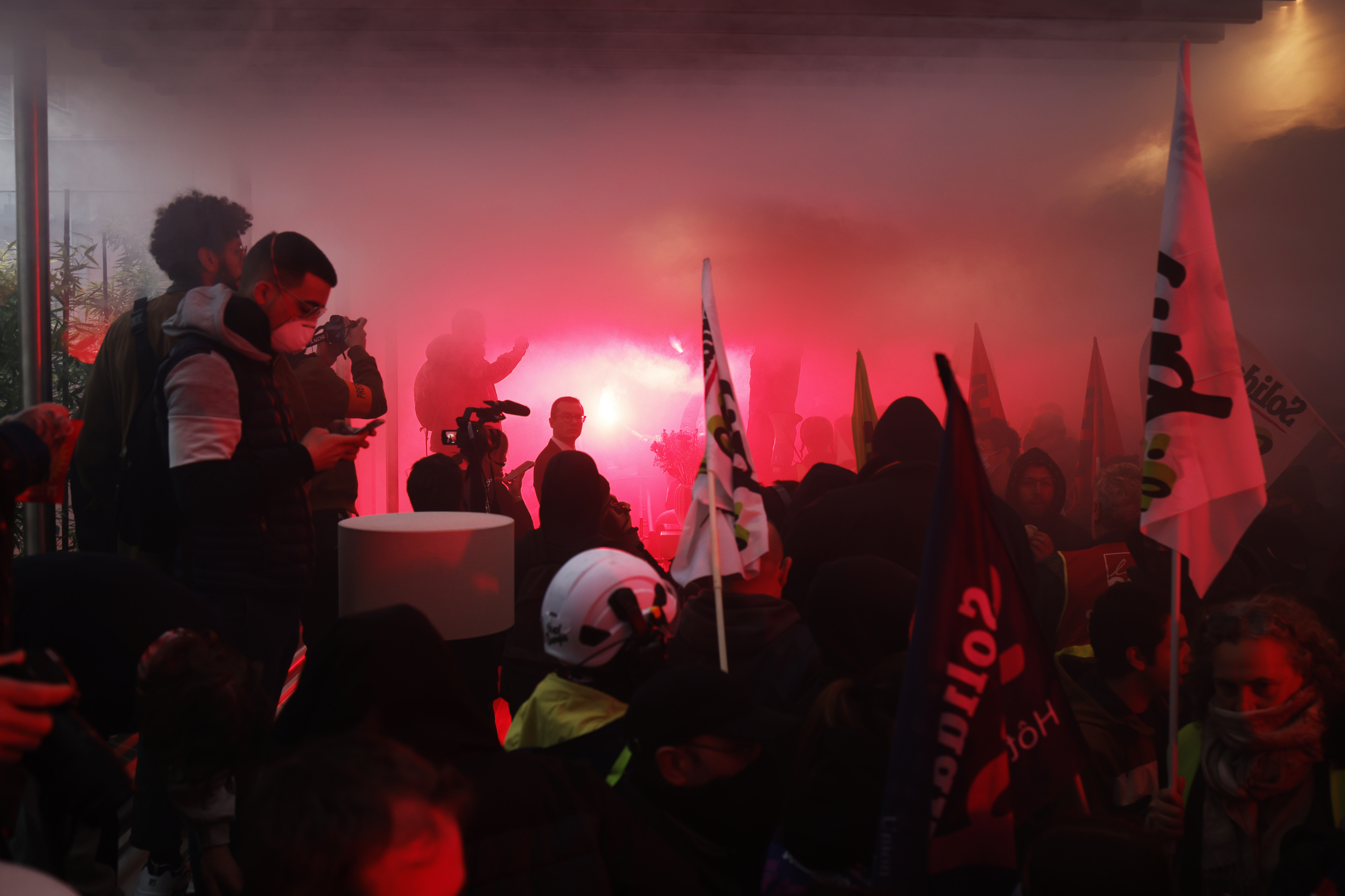 Sute de mii de persoane au protest în Franța față de reforma pensiilor, cu o zi înainte de decizia crucială a Curții Constituționale