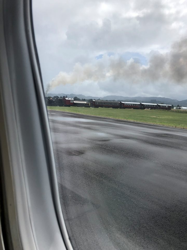Cele mai spectaculoase și periculoase piste de aterizare din lume. De la un aeroport în pantă la pista care trece printre blocuri