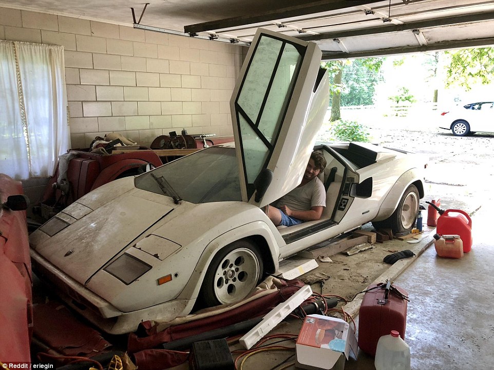 FOTO | O studentă a găsit o comoară care zăcea în garajul bunicii de 20 de ani: un Lamborghini și un Ferrari
