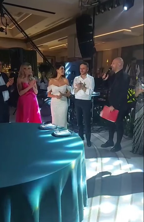 Cristina Spătar s-a căsătorit religios cu Vicențiu Mocanu. Cum a arătat cântăreața în rochia de mireasă de 10 kilograme